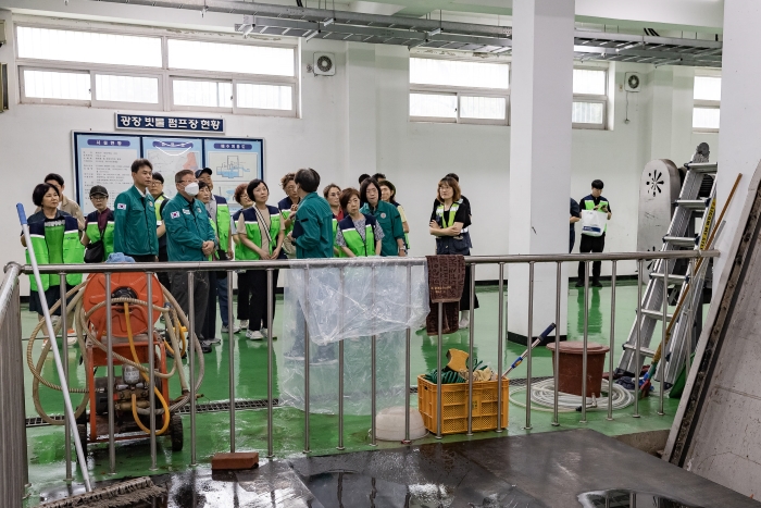광진구는 민선8기 3주년을 맞아 안전, 문화,
복지, 경제, 교육 5개 분야별로 현장에서
구민의 의견을 듣고 구정에 반영하고자
7월 1일, 광장동 일대 풍수해 점검을
시작으로 현장 소통을 추진하고 있습니다. 

이날은 구민 20여 명과 함께 광장빗물펌프장과
광진정보도서관을 돌며, 빗물펌프장 설비 운영
현황과 수방 체계 전반을 점검하고, 인근
광진정보도서관 주변의 침수 위험 요소에 대한
대응 방안을 함께 살펴보고 구민들과 여러
의견을 주고받았습니다. 이어서 아차산 홍련봉
사방공사 현장도 들러 배수로와 침사지 정비
상태를 다시 한번 점검했습니다. 

광진구는 앞으로도 침수취약지역을 수시로 살펴
장마철에 풍수해 피해를 최소화하고 폭염에도
철저히 대비하여 본격적인 여름철에도 구민이
안심하고 지낼 수 있도록 만전을 기하겠습니다. 

지난 3년간 광진구의 변화와 발전을 함께
이끌어주신 33만 구민과 직원들에게 감사의
마음을 전하며 앞으로도 더 소통하고 더 발전하는
광진구를 만드는 데 최선을 다하겠습니다.