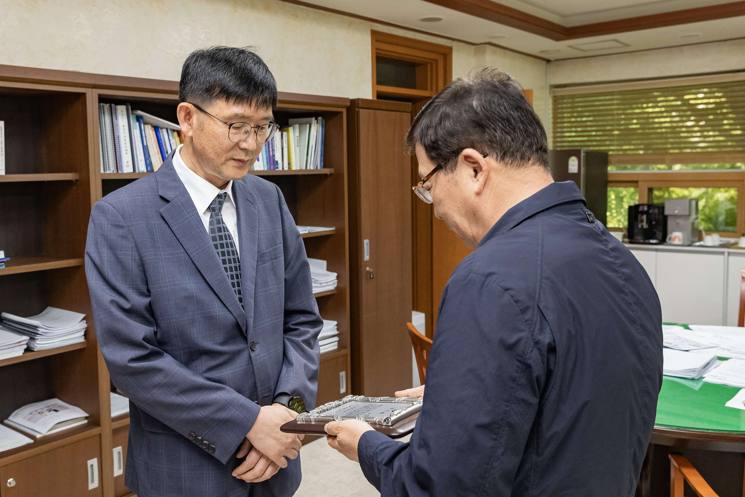 20230912-세무교육 강사 감사패 수여식 230912-0011_G_171952.jpg