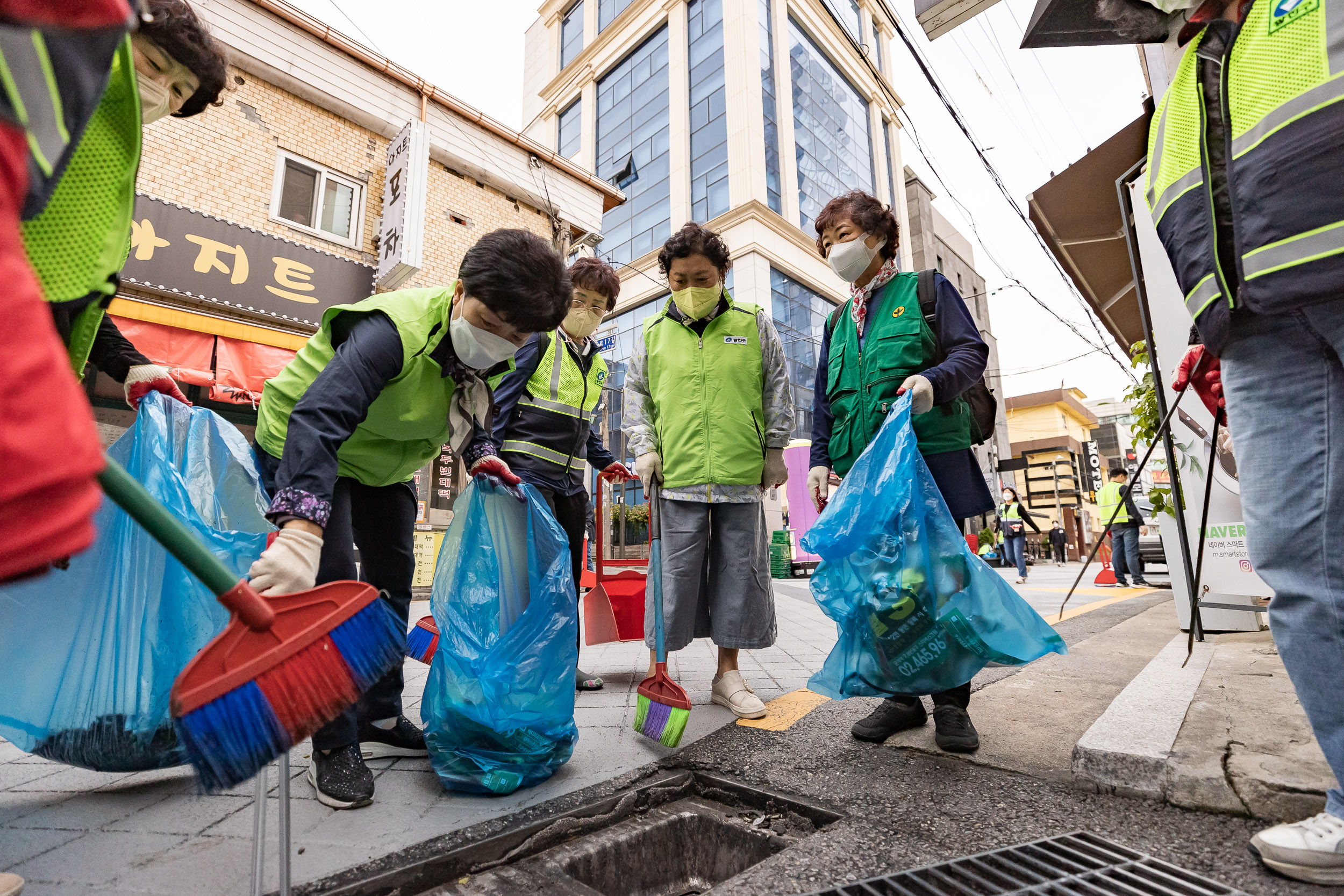 20221005-제5회 주민과 함께하는 군자동 골목청소 221005-0490_G_181945.jpg