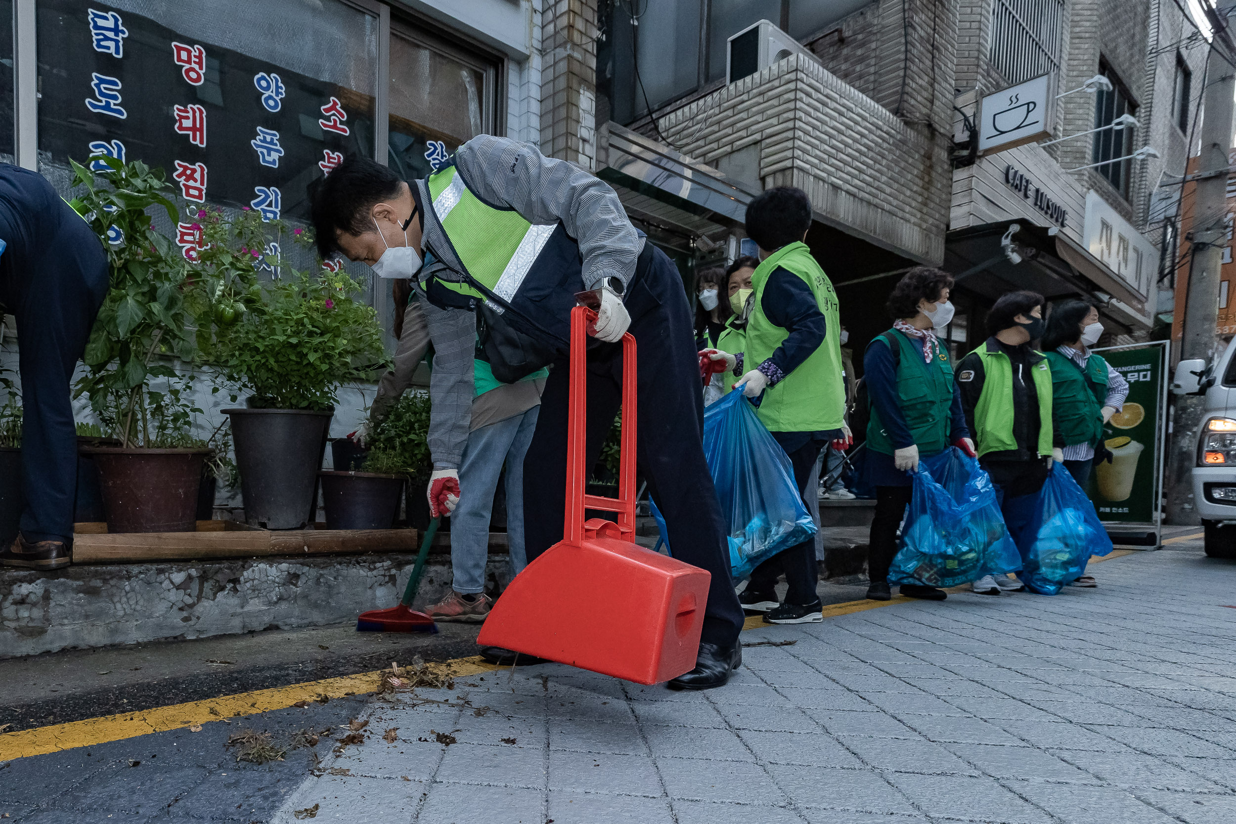 20221005-제5회 주민과 함께하는 군자동 골목청소 221005-0632_G_181947.jpg