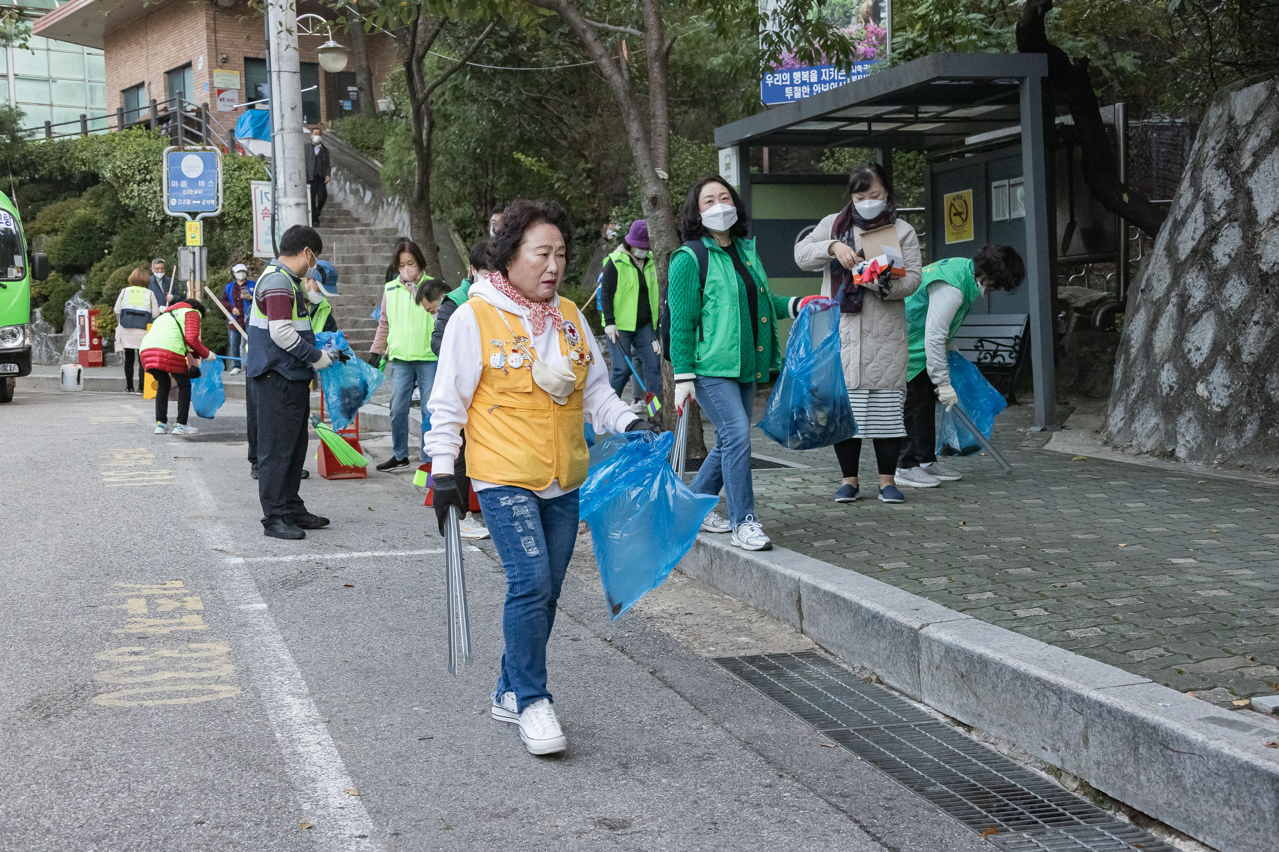 20221013-제6회 주민과 함께하는 골목청소-중곡제4동 221013-0233_G_132807.jpg