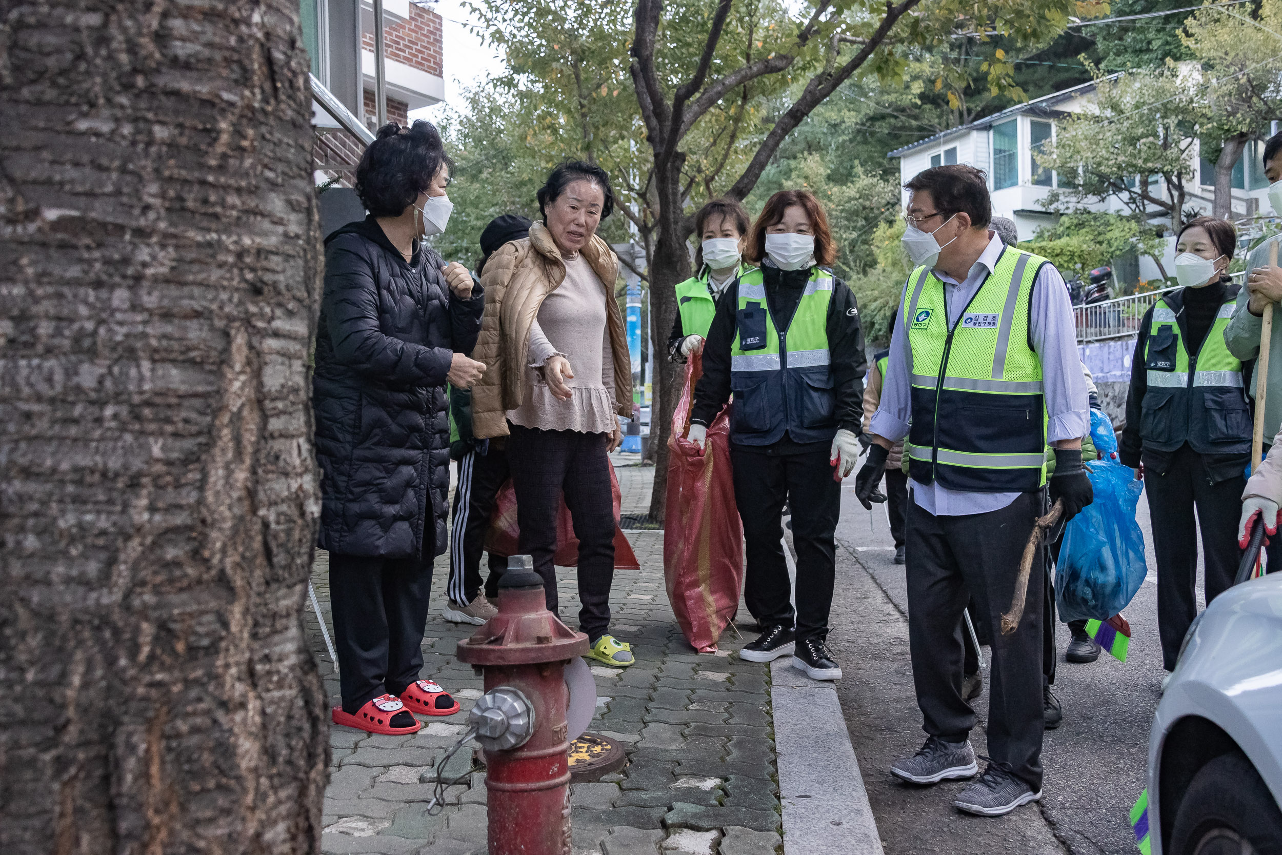 20221013-제6회 주민과 함께하는 골목청소-중곡제4동 221013-1009_G_132814.jpg