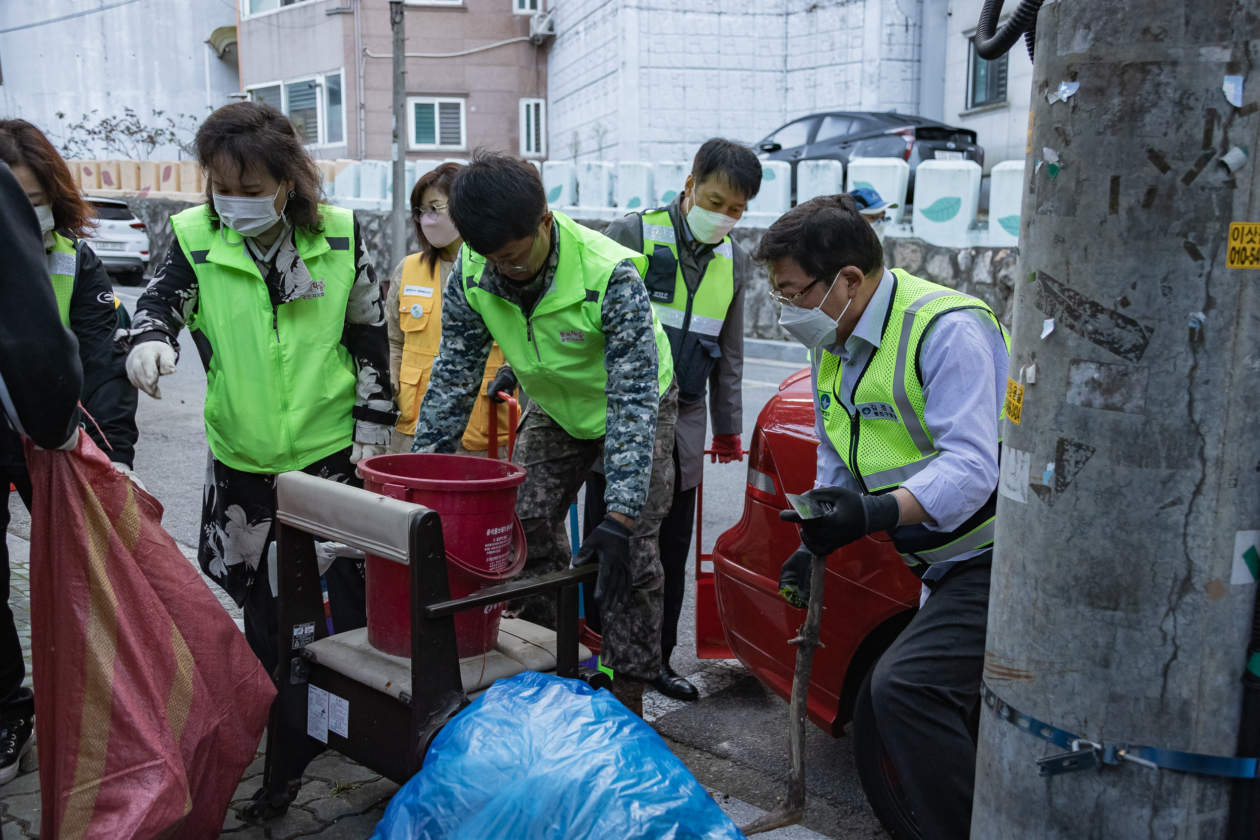 20221013-제6회 주민과 함께하는 골목청소-중곡제4동 221013-1150_G_132815.jpg