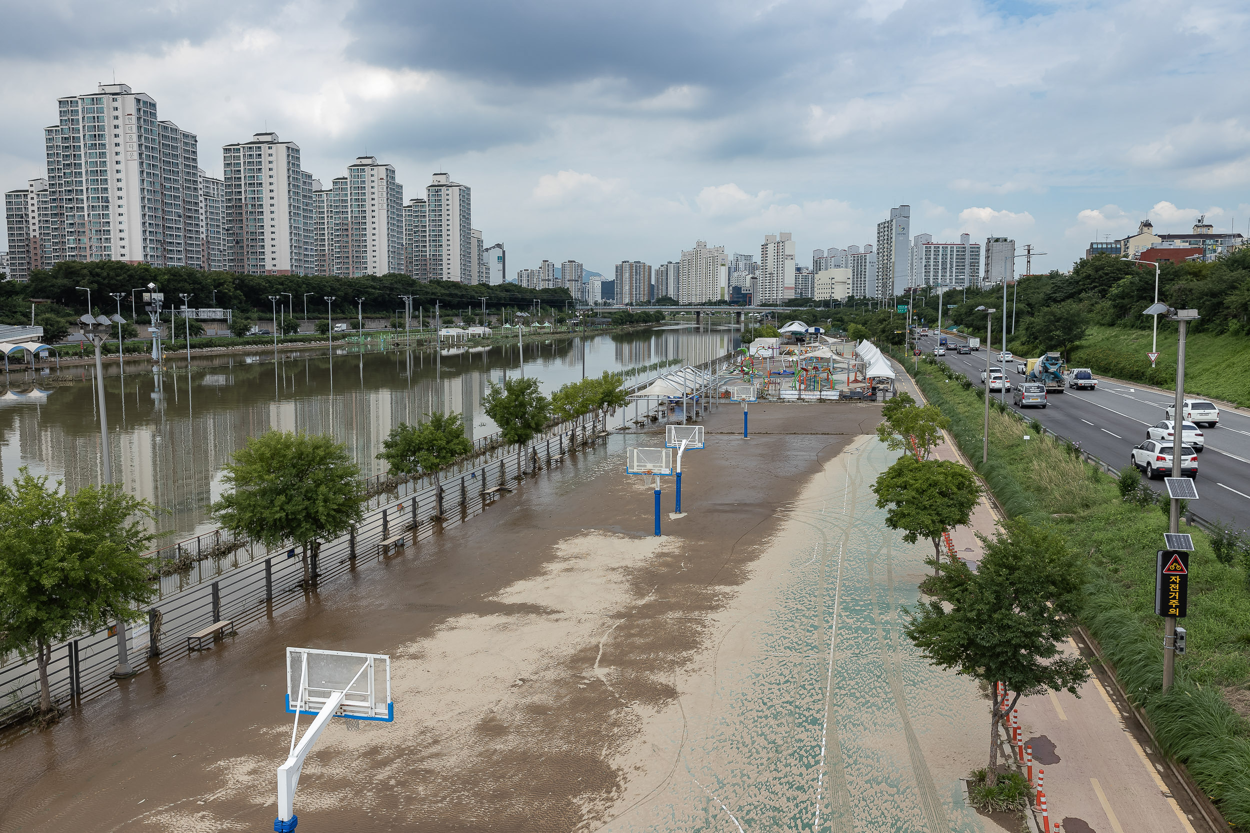 20220810-풍수해 안전점검-한강시민공원(광장동), 광진구 중곡동 중랑천 220810-0904_G_213017.jpg