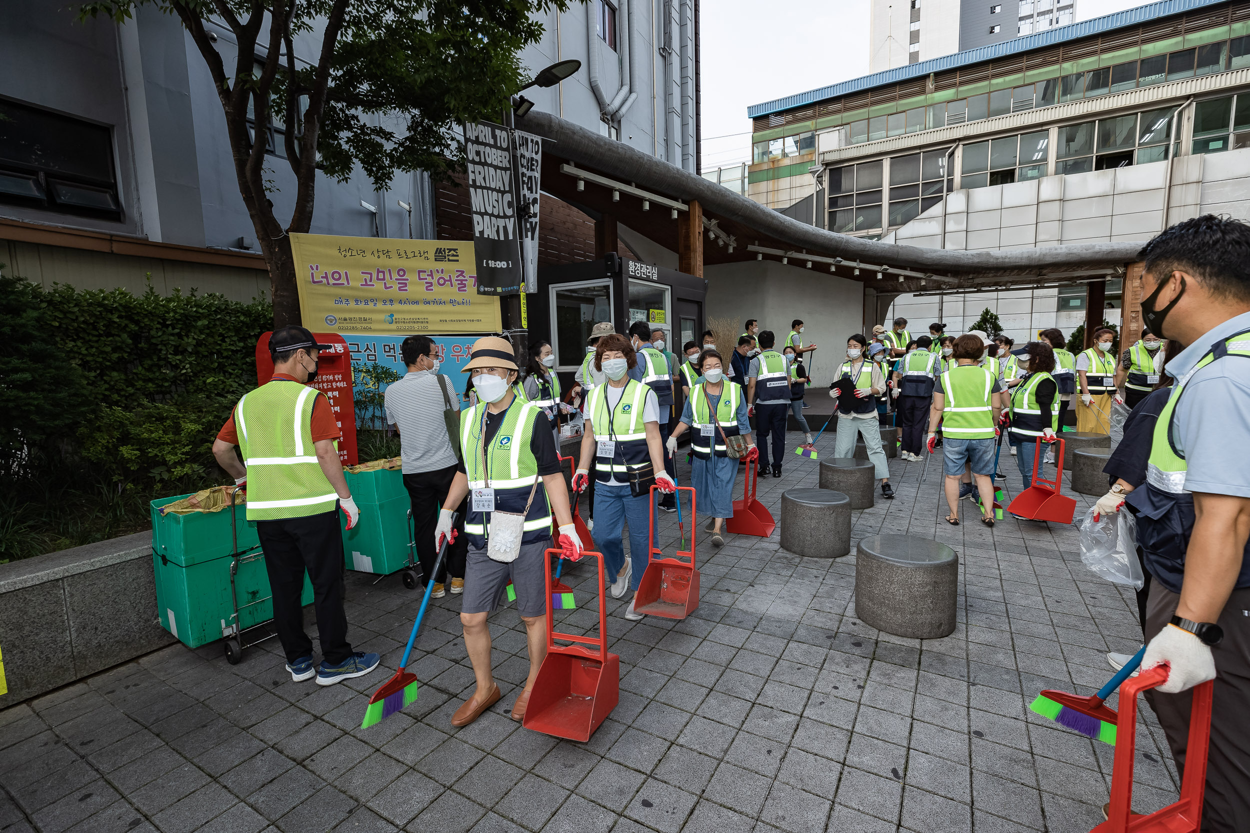 20220818-제1회 주민과 함께하는 골목청소-화양동 220818-0483_G_103847.jpg