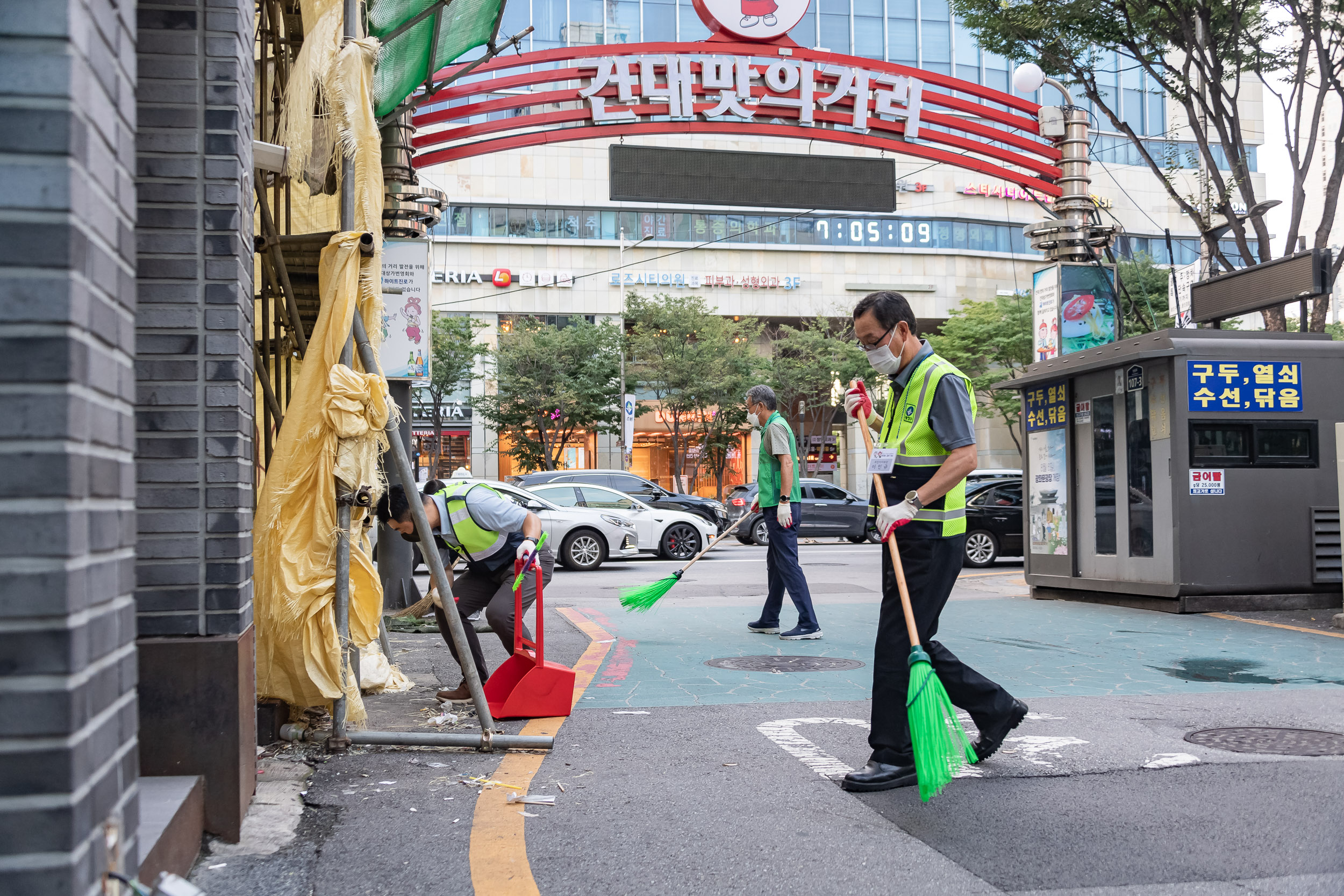 20220818-제1회 주민과 함께하는 골목청소-화양동 220818-0604_G_103849.jpg