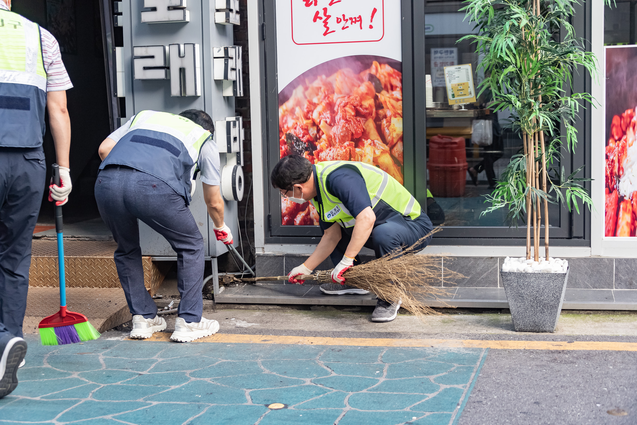 20220818-제1회 주민과 함께하는 골목청소-화양동 220818-0807_G_103851.jpg