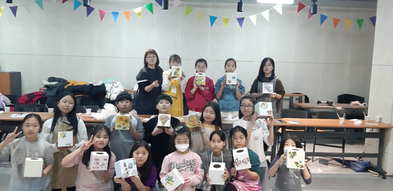 중곡3동 자치회관 겨울방학 특화프로그램 어린이와 함께하는 냅킨공예 11.jpg