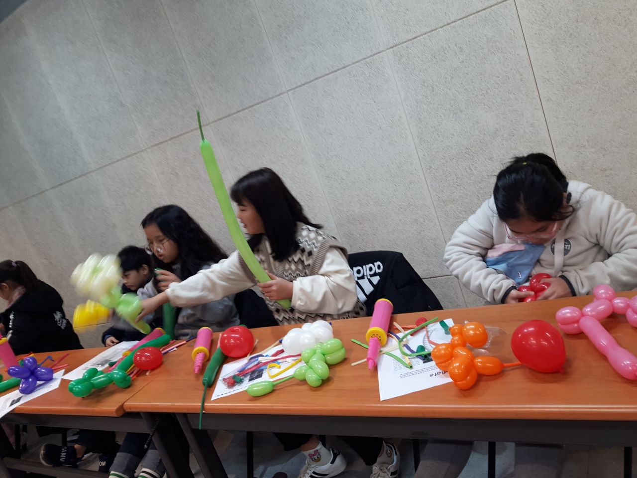 중곡3동 자치회관 겨울방학 권역별 특화프로그램 어린이와 함께하는 풍선아트 55.jpeg