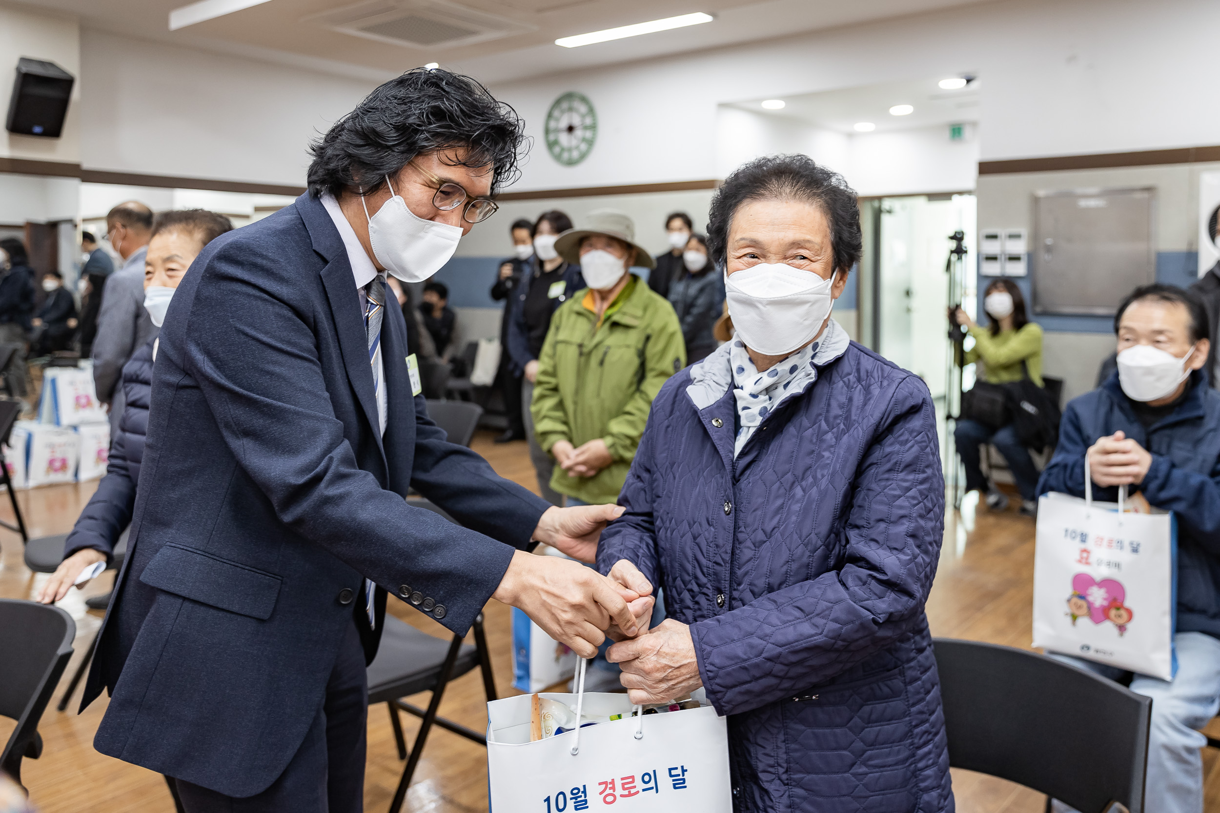 20211021-제25회 노인의날 및 경로의 달(10월) 기념 - 찾아가는 효꾸러미 행사-자양1동 20211021-01211_G_184259.jpg