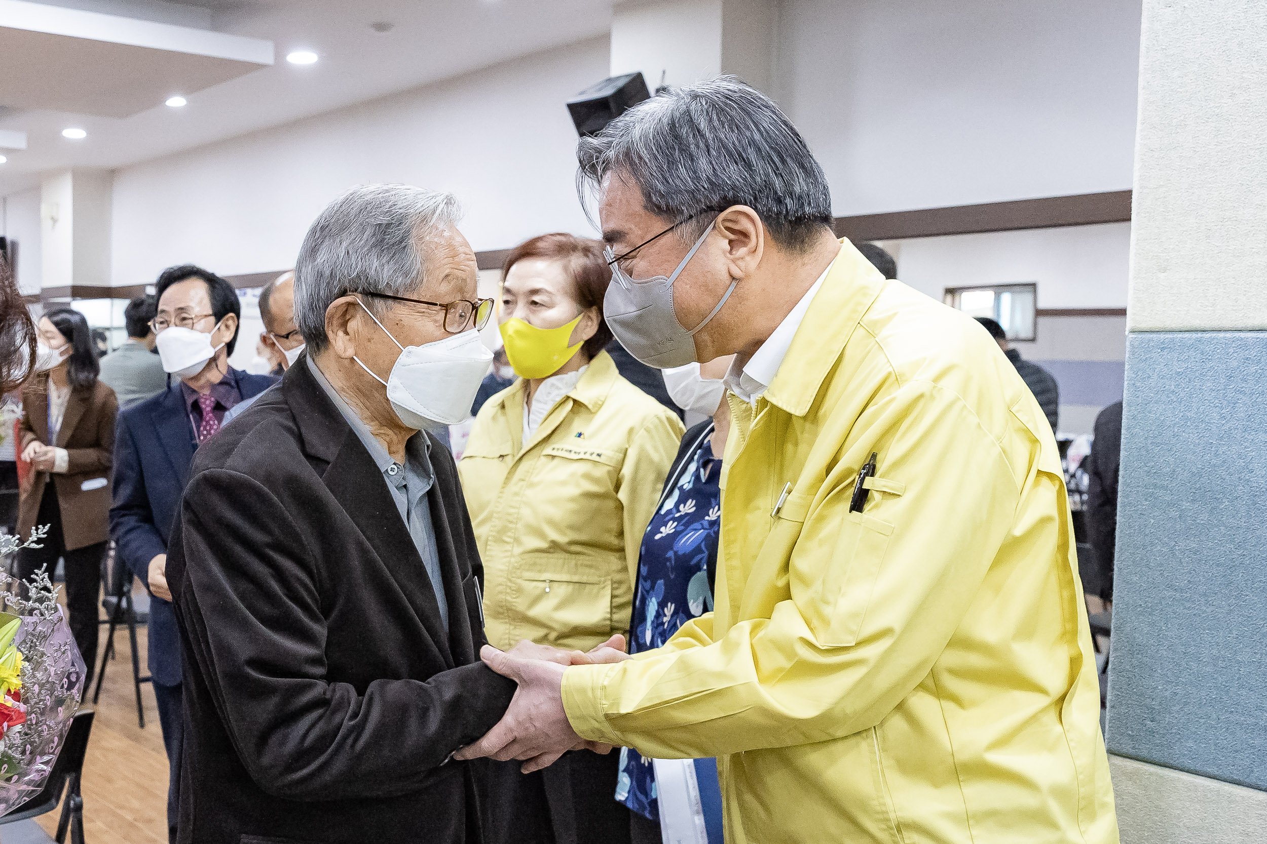 20211021-제25회 노인의날 및 경로의 달(10월) 기념 - 찾아가는 효꾸러미 행사-자양1동 20211021-01281_G_184300.jpg