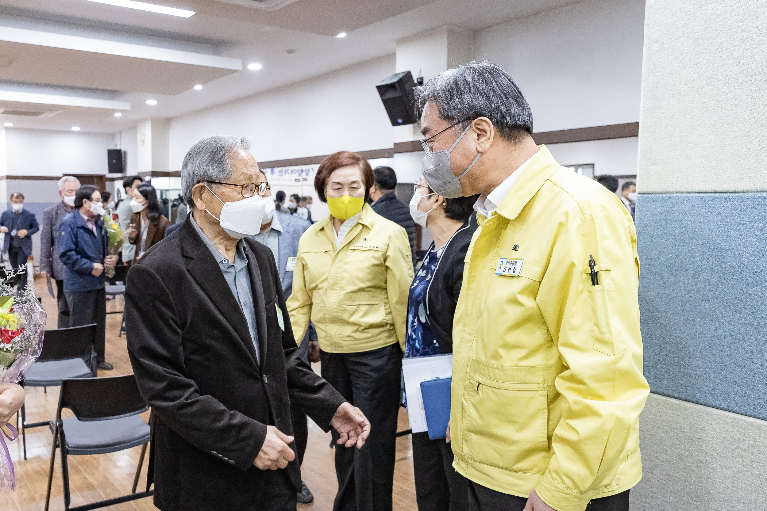 20211021-제25회 노인의날 및 경로의 달(10월) 기념 - 찾아가는 효꾸러미 행사-자양1동 20211021-01283_G_184300.jpg