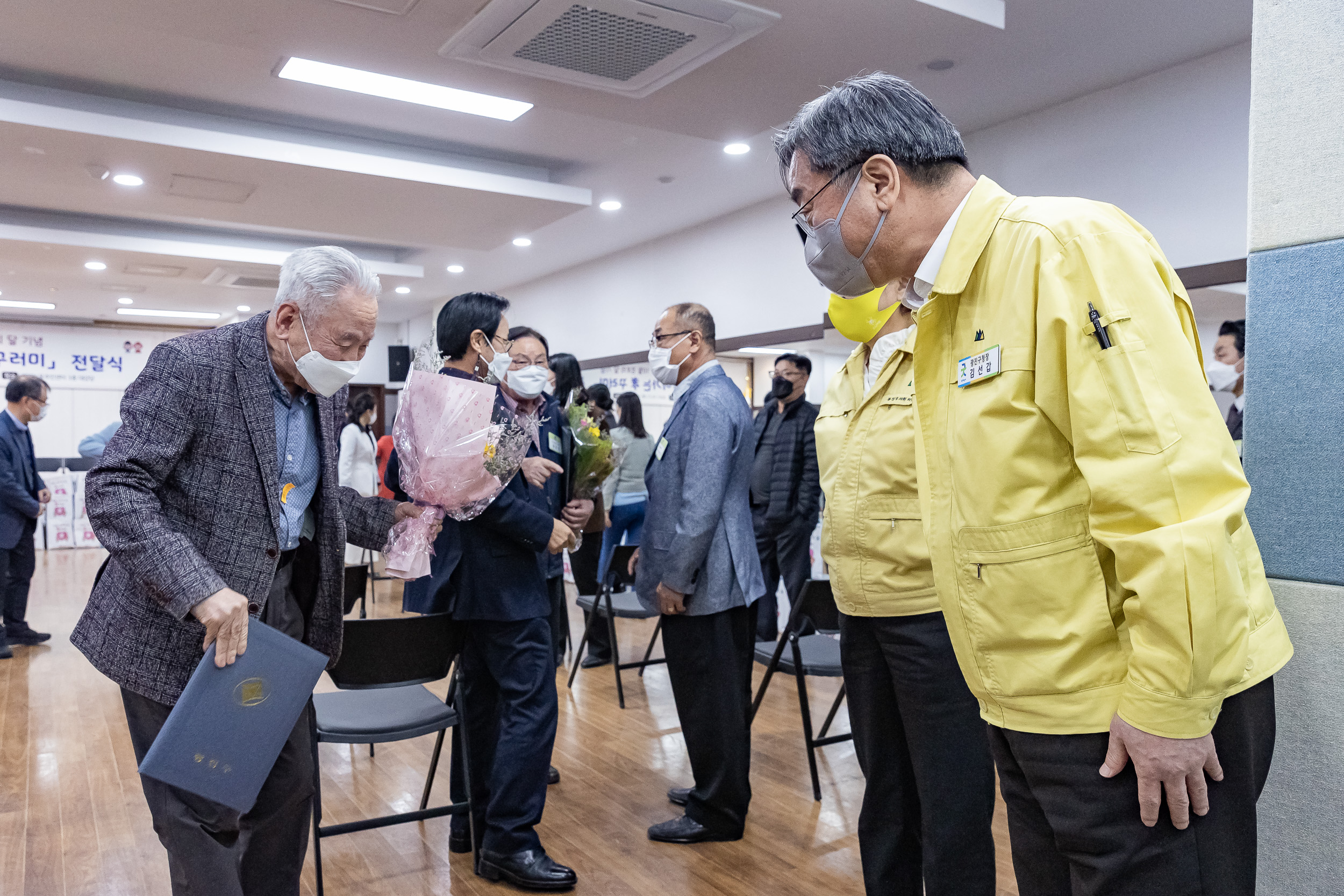 20211021-제25회 노인의날 및 경로의 달(10월) 기념 - 찾아가는 효꾸러미 행사-자양1동 20211021-01295_G_184300.jpg