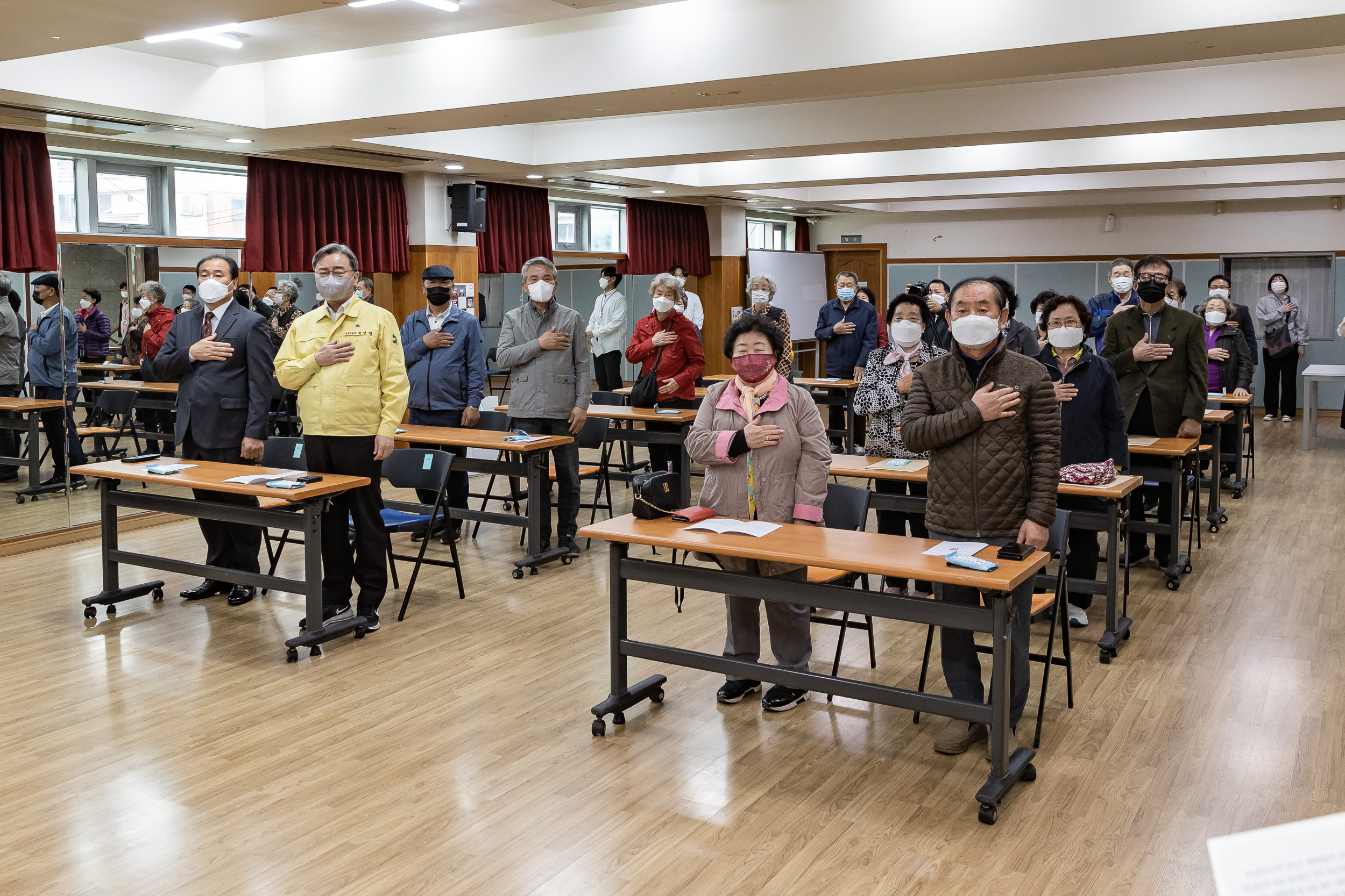 20211018-제25회 노인의날 및 경로의 달(10월) 기념 - 찾아가는 효꾸러미 행사 - 중곡3동 20211018-00593_G_190123.jpg