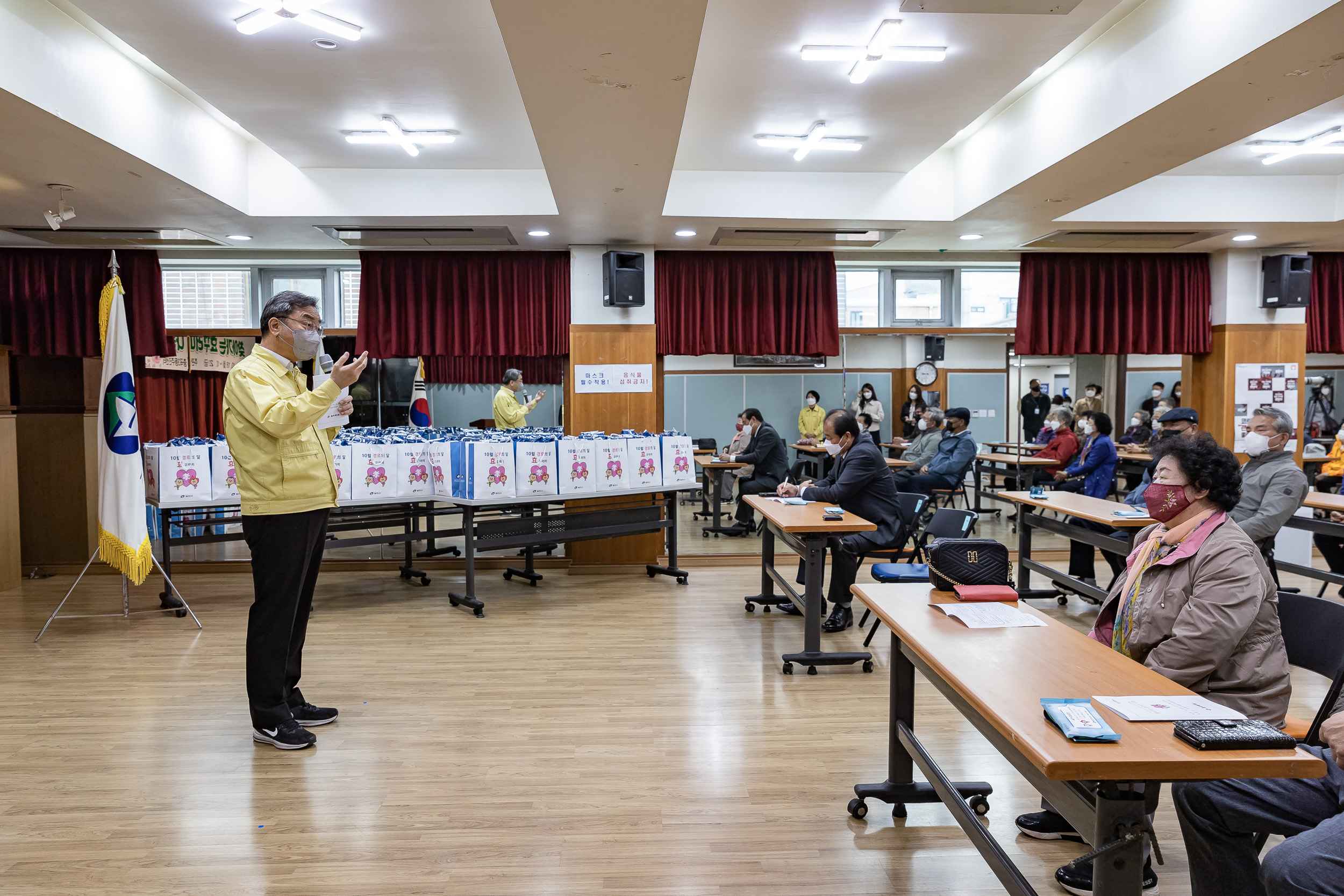 20211018-제25회 노인의날 및 경로의 달(10월) 기념 - 찾아가는 효꾸러미 행사 - 중곡3동 20211018-00773_G_190127.jpg