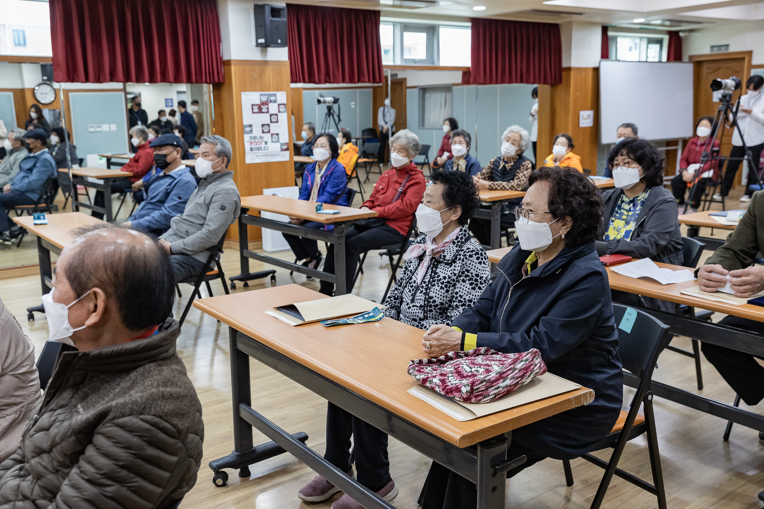 20211018-제25회 노인의날 및 경로의 달(10월) 기념 - 찾아가는 효꾸러미 행사 - 중곡3동 20211018-00806_G_190128.jpg