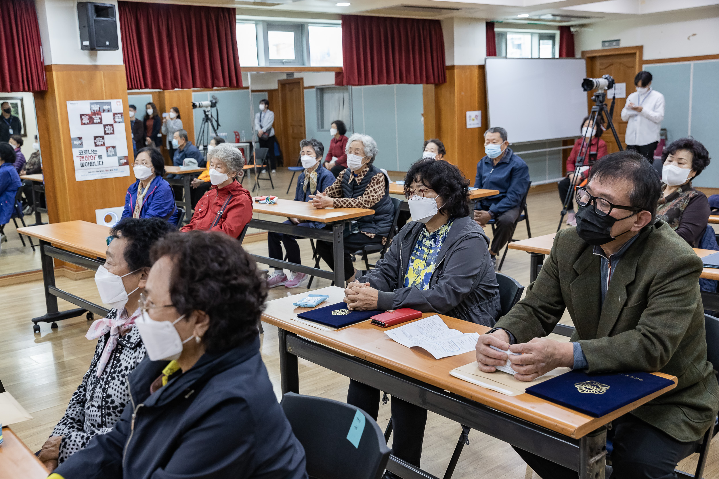 20211018-제25회 노인의날 및 경로의 달(10월) 기념 - 찾아가는 효꾸러미 행사 - 중곡3동 20211018-00810_G_190128.jpg