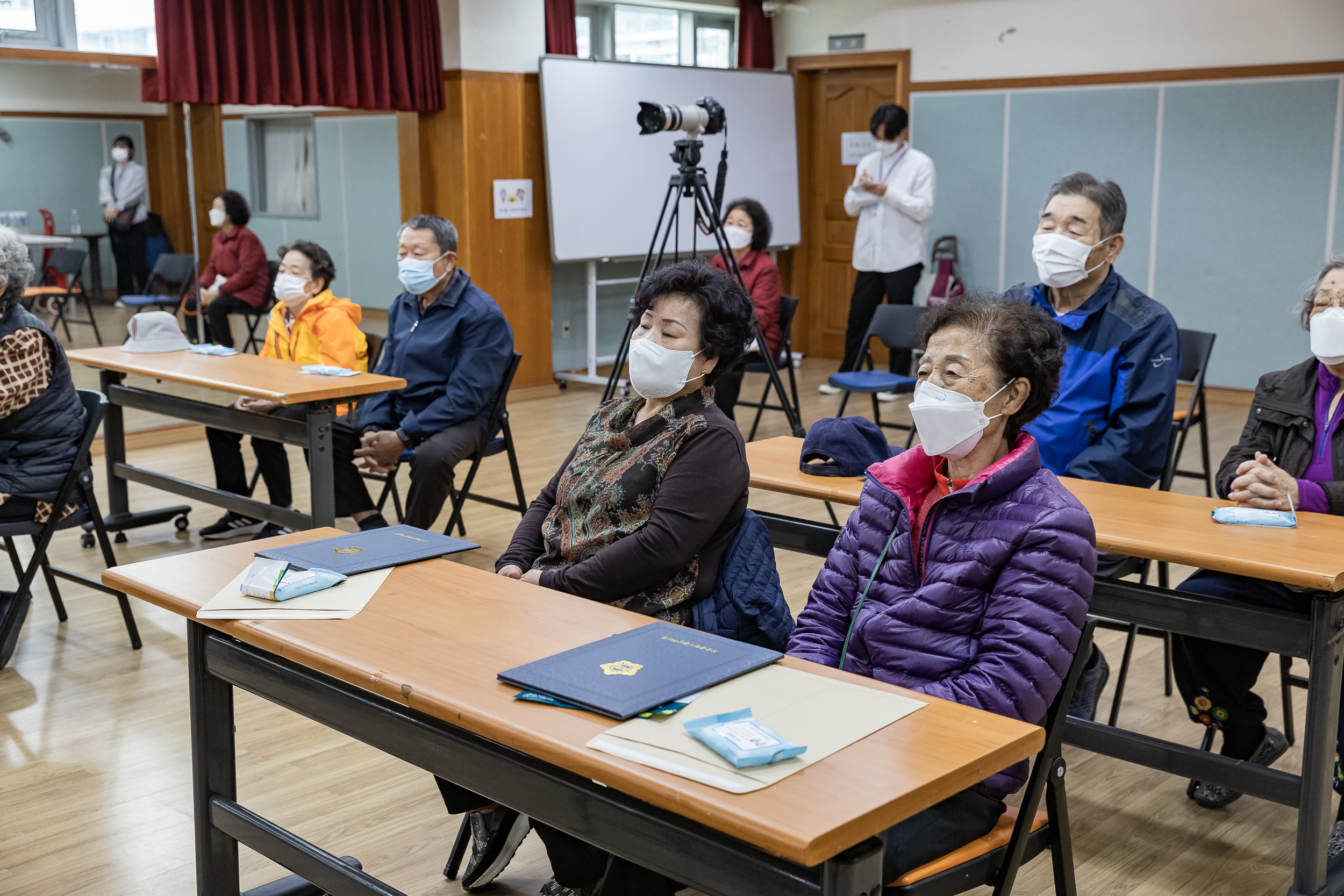 20211018-제25회 노인의날 및 경로의 달(10월) 기념 - 찾아가는 효꾸러미 행사 - 중곡3동 20211018-00817_G_190128.jpg