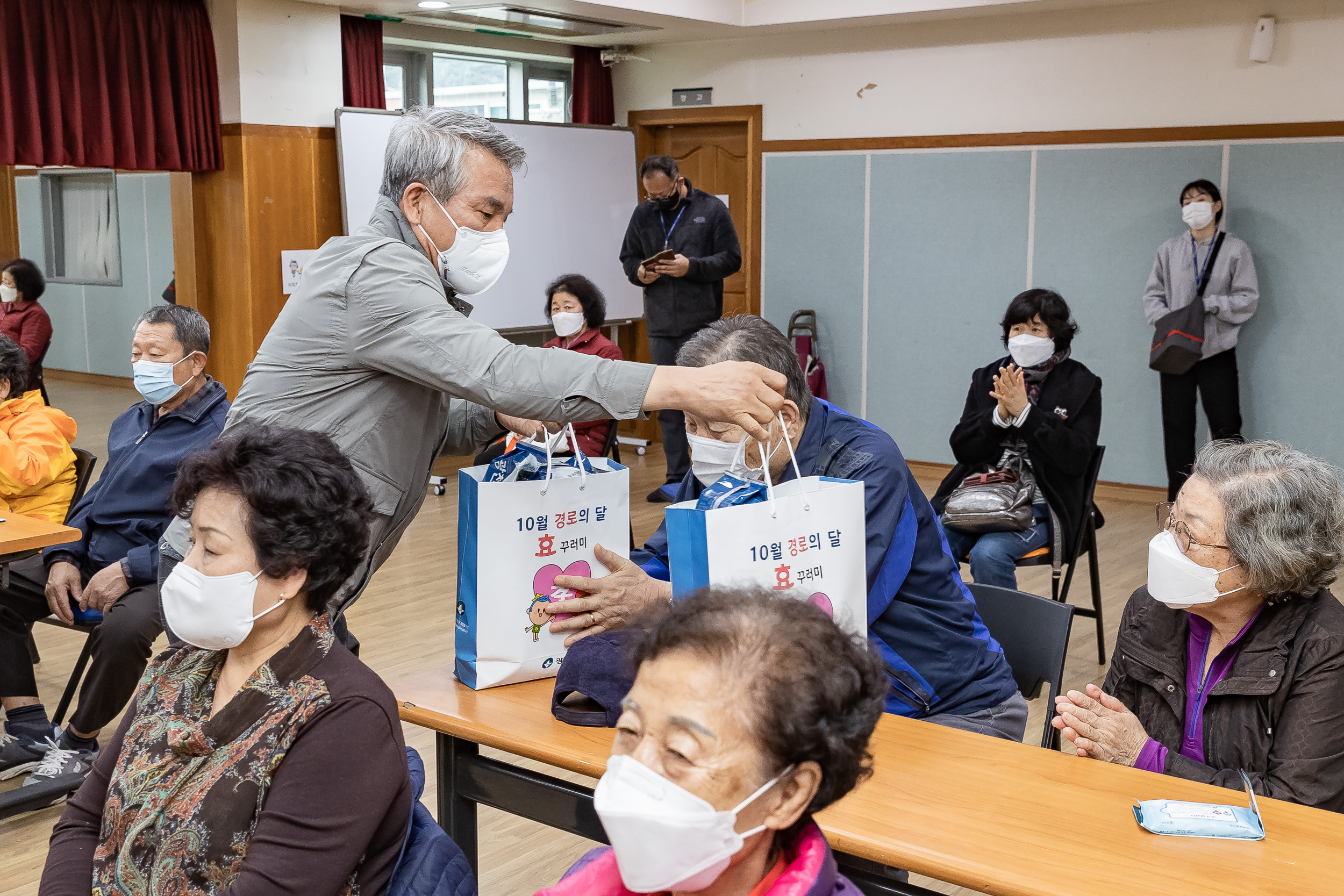 20211018-제25회 노인의날 및 경로의 달(10월) 기념 - 찾아가는 효꾸러미 행사 - 중곡3동 20211018-00835_G_190128.jpg