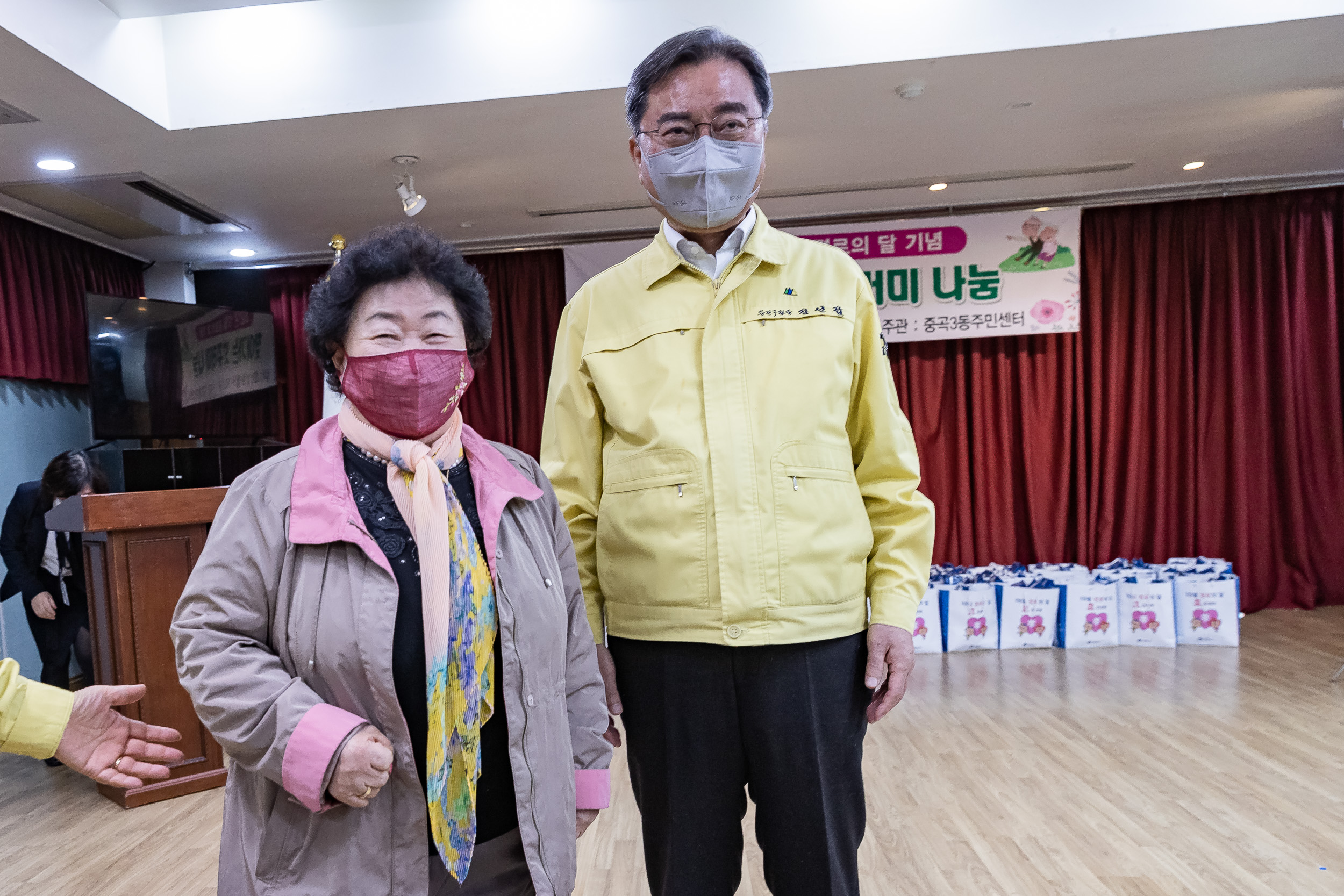 20211018-제25회 노인의날 및 경로의 달(10월) 기념 - 찾아가는 효꾸러미 행사 - 중곡3동 20211018-00893_G_190130.jpg