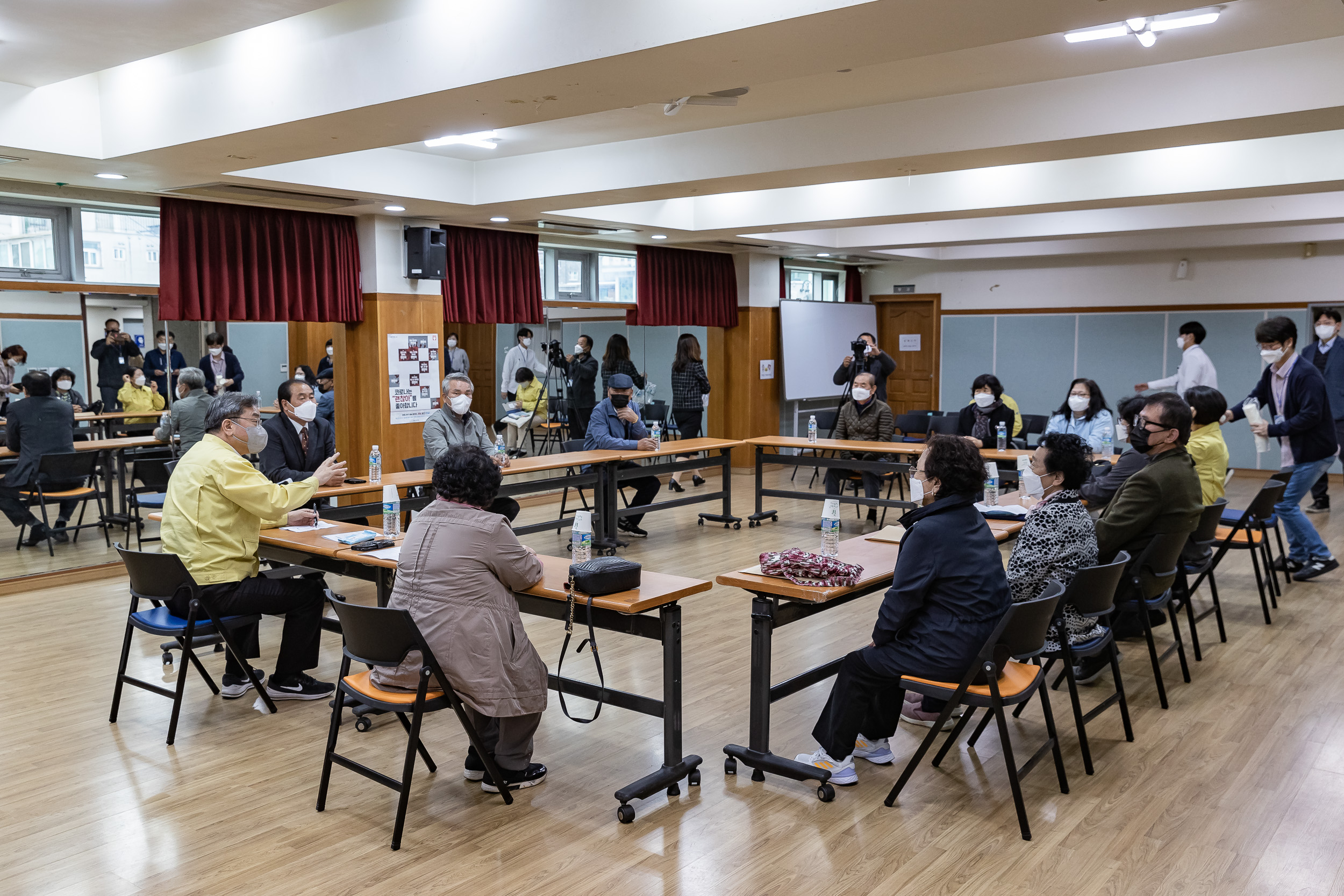 20211018-제25회 노인의날 및 경로의 달(10월) 기념 - 찾아가는 효꾸러미 행사 - 중곡3동 20211018-00896_G_190130.jpg