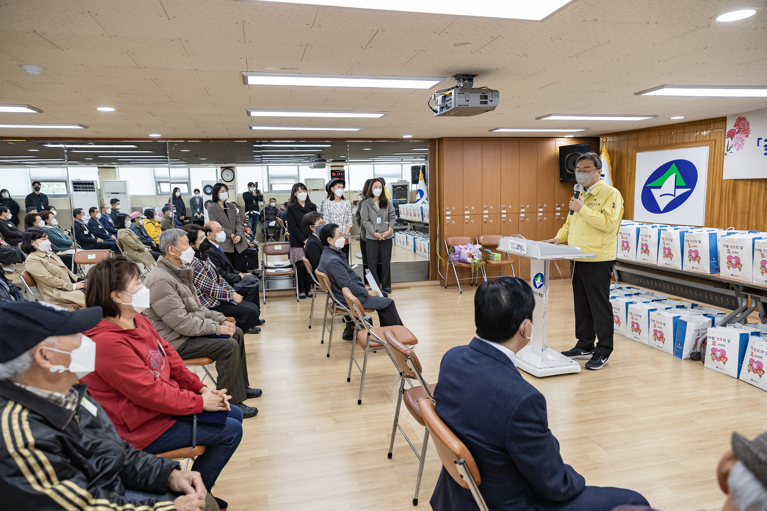 20211018-제25회 노인의날 및 경로의 달(10월) 기념 - 찾아가는 효꾸러미 행사-광장동 20211018-00362_G_185528.jpg