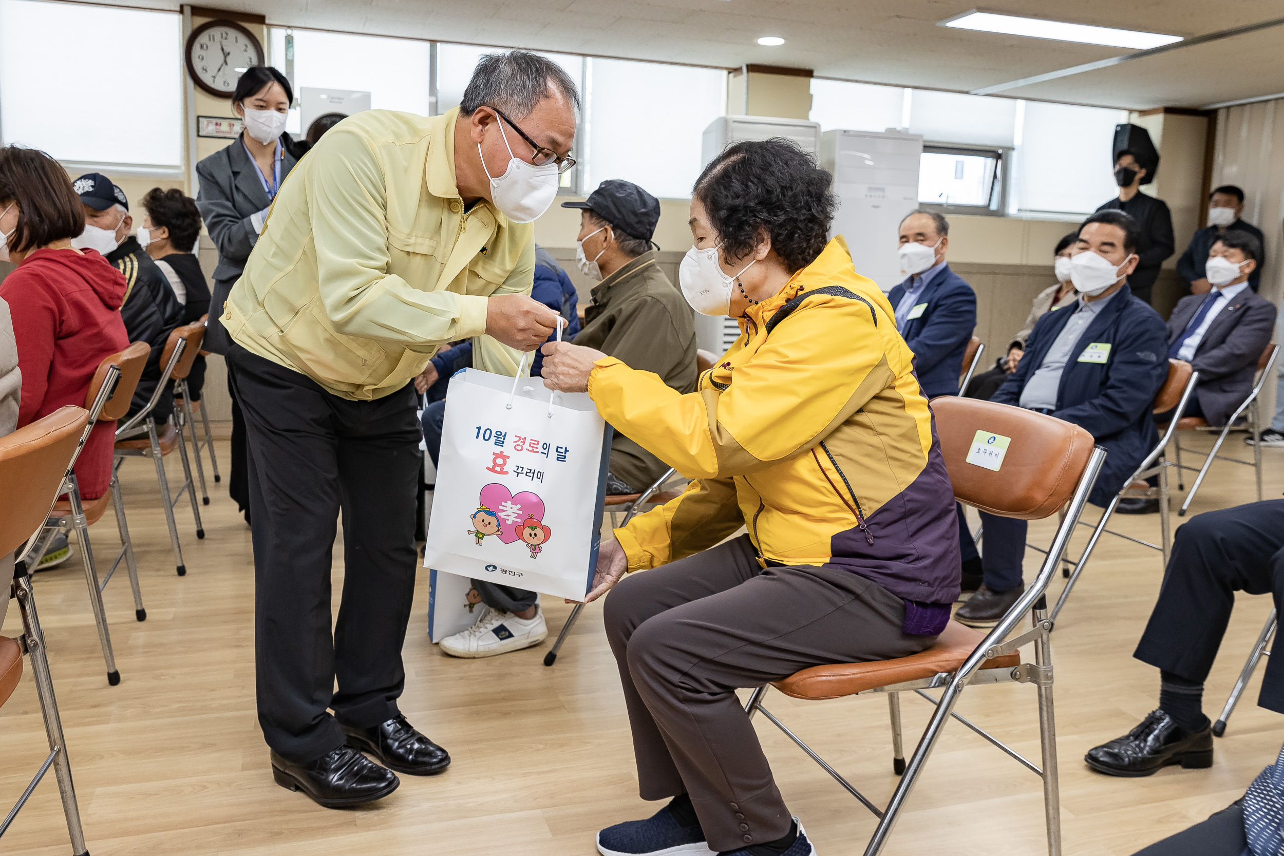 20211018-제25회 노인의날 및 경로의 달(10월) 기념 - 찾아가는 효꾸러미 행사-광장동 20211018-00499_G_185531.jpg