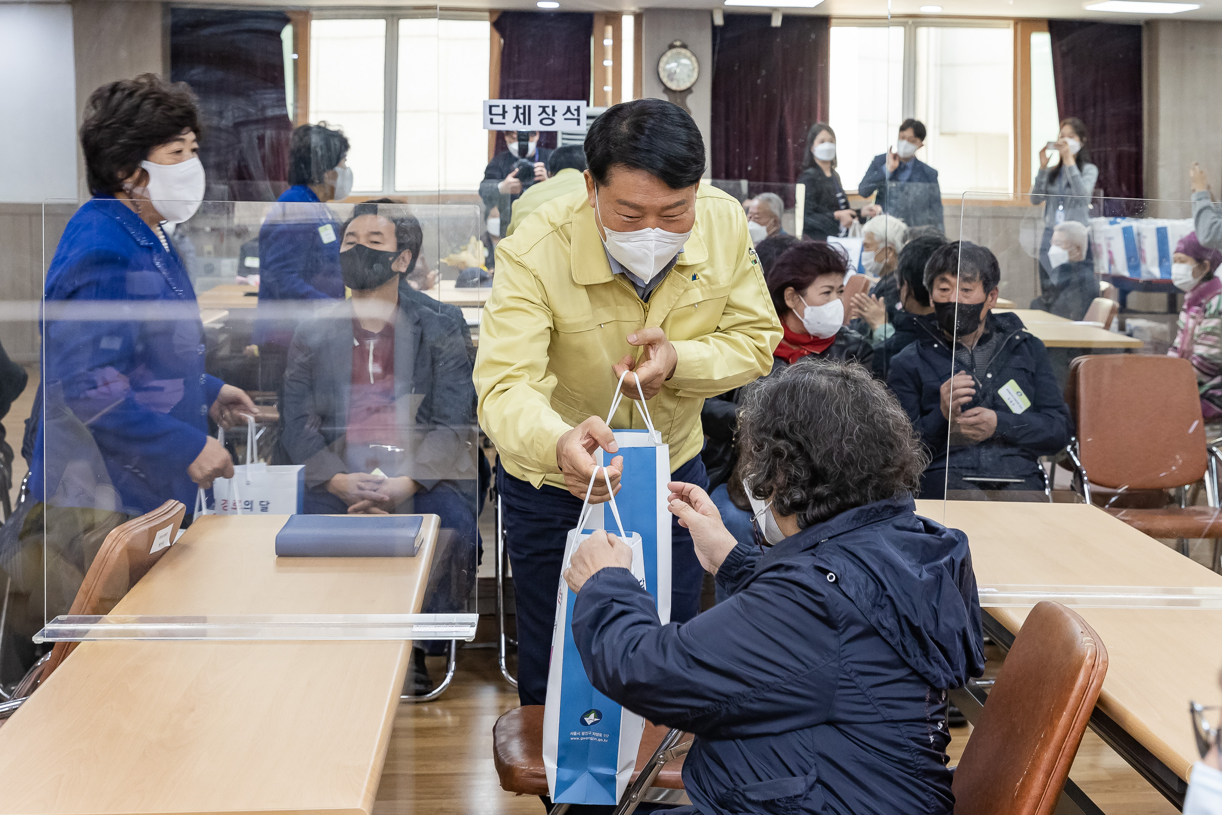 20211020-제25회 노인의날 및 경로의 달(10월) 기념 - 찾아가는 효꾸러미 행사 - 군자동 20211020-02273_G_190207.jpg