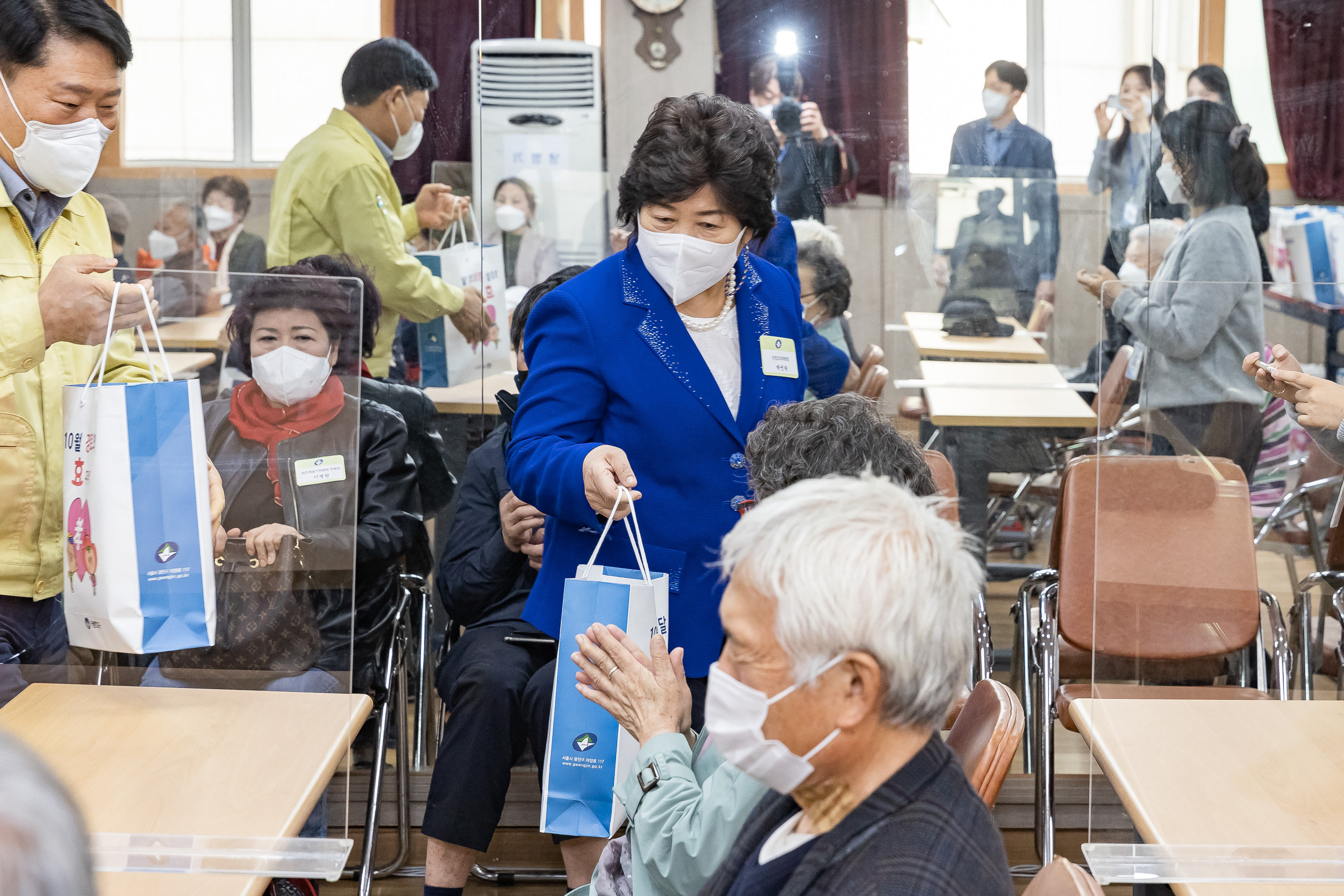 20211020-제25회 노인의날 및 경로의 달(10월) 기념 - 찾아가는 효꾸러미 행사 - 군자동 20211020-02283_G_190207.jpg