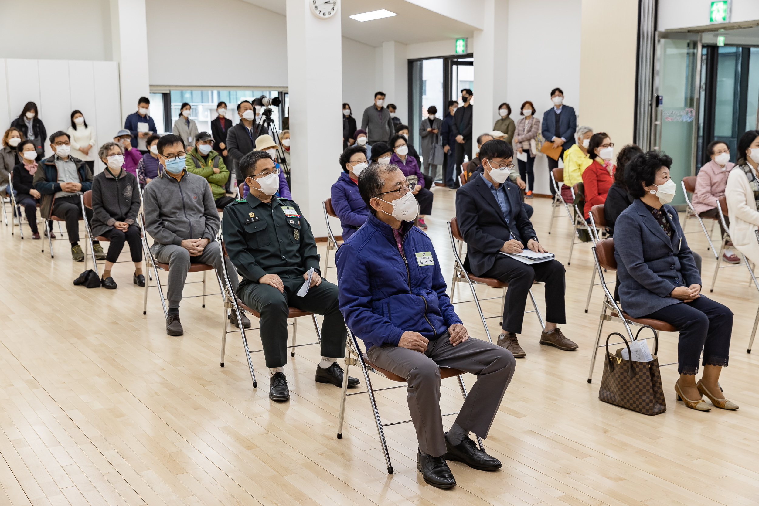 20211018-제25회 노인의날 및 경로의 달(10월) 기념 - 찾아가는 효꾸러미 행사 - 중곡1동 20211018-00264_G_185833.jpg