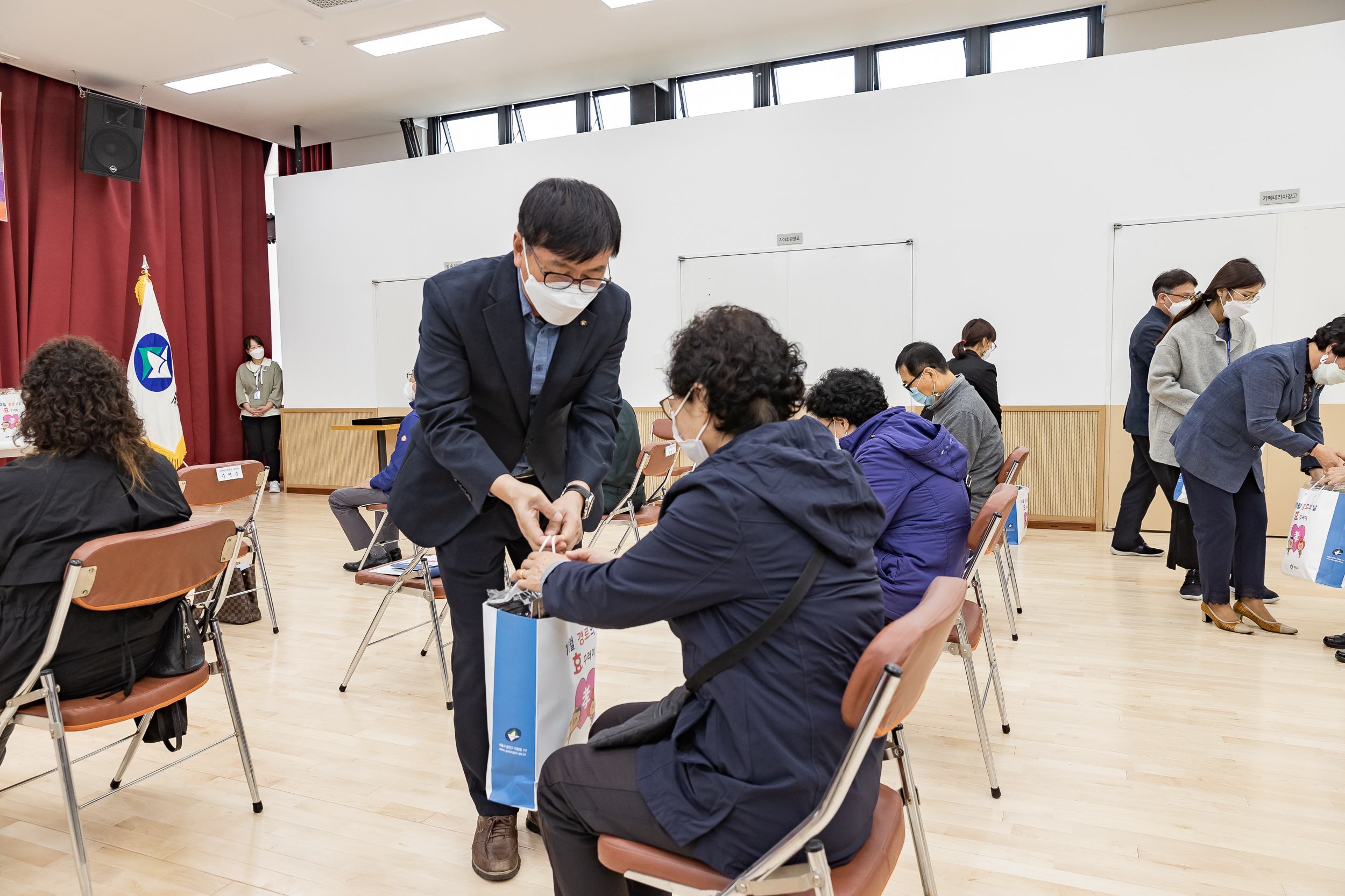 20211018-제25회 노인의날 및 경로의 달(10월) 기념 - 찾아가는 효꾸러미 행사 - 중곡1동 20211018-00490_G_185836.jpg