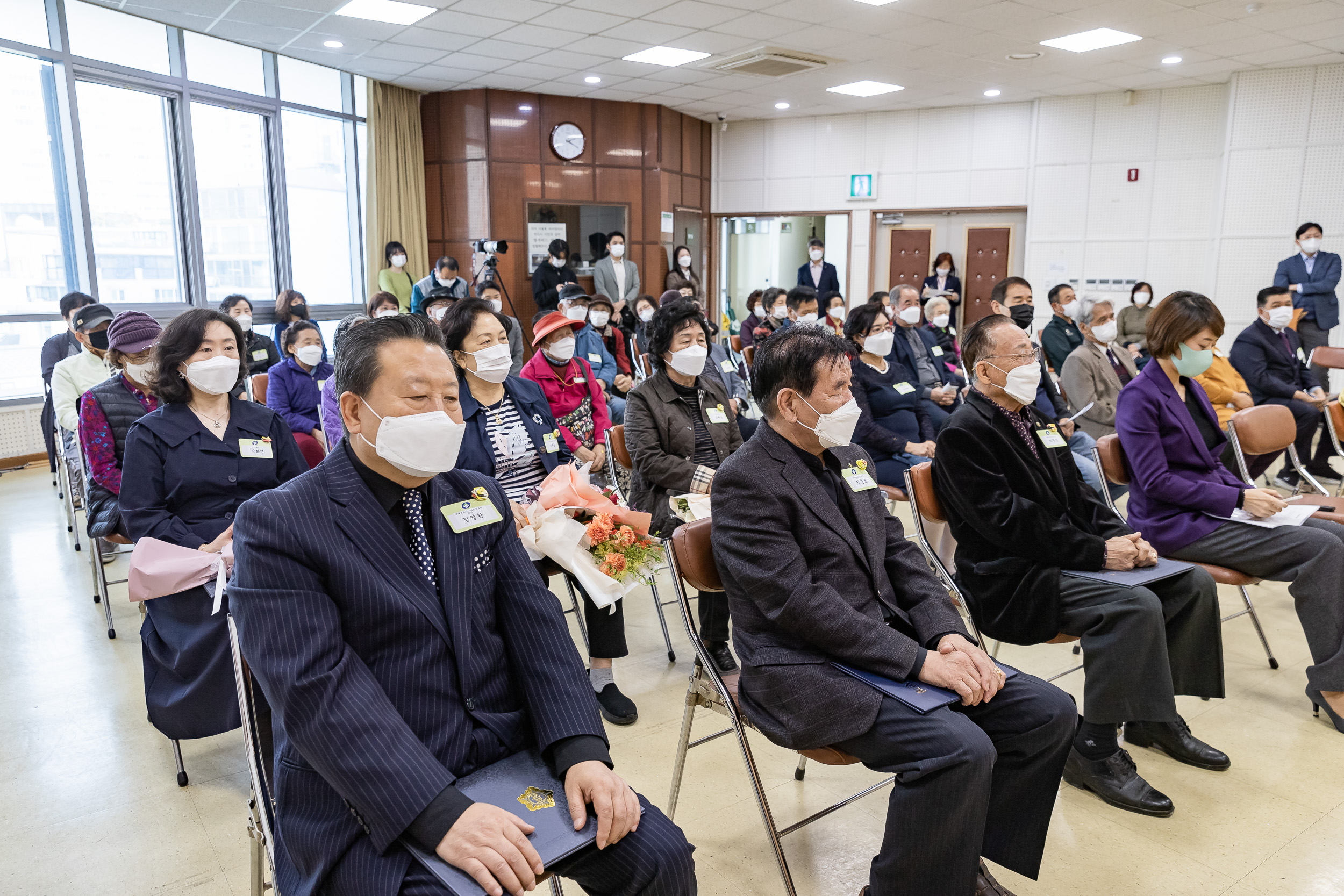 20211021-제25회 노인의날 및 경로의 달(10월) 기념 - 찾아가는 효꾸러미 행사-구의3동 20211021-00428_G_184107.jpg