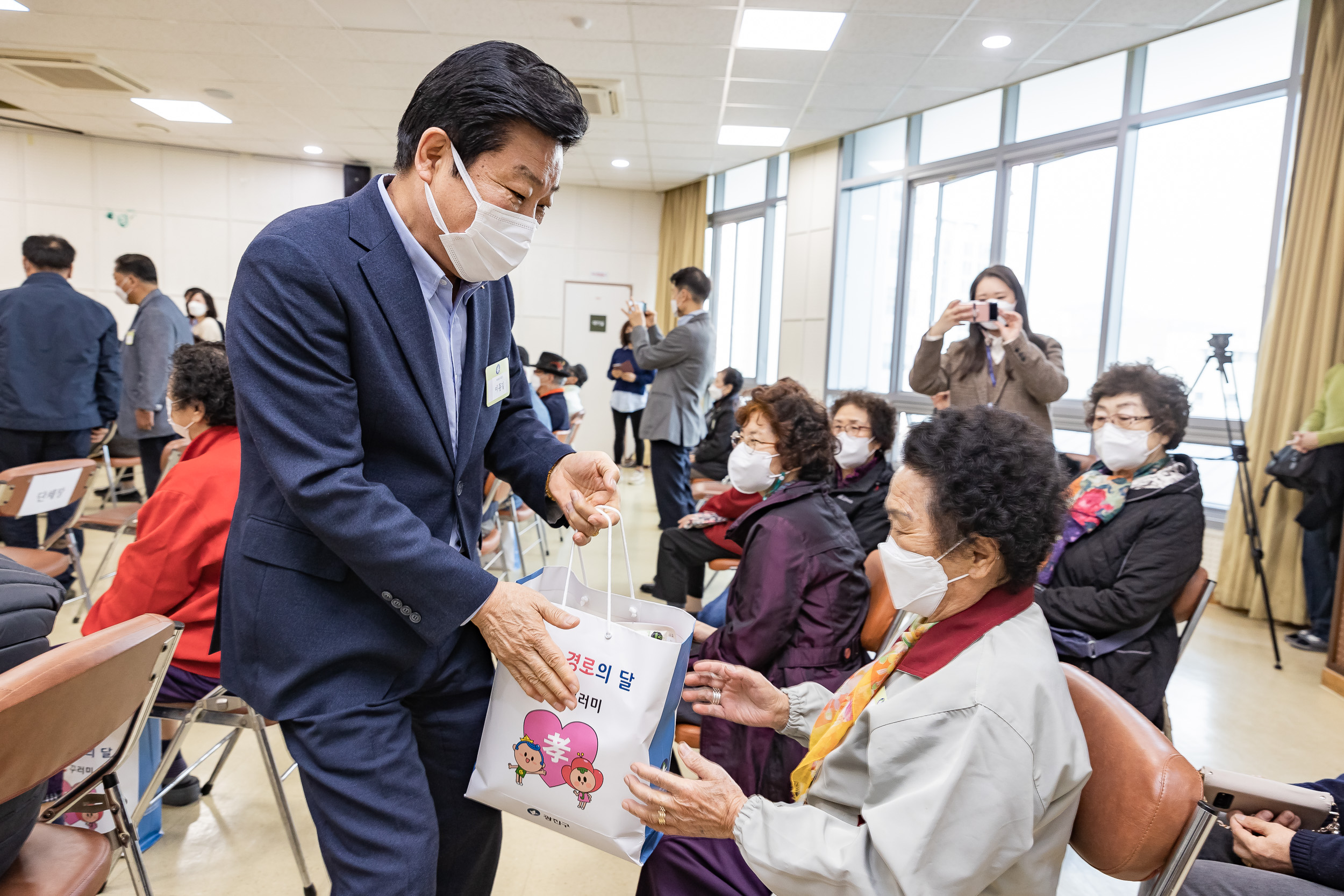 20211021-제25회 노인의날 및 경로의 달(10월) 기념 - 찾아가는 효꾸러미 행사-구의3동 20211021-00629_G_184110.jpg