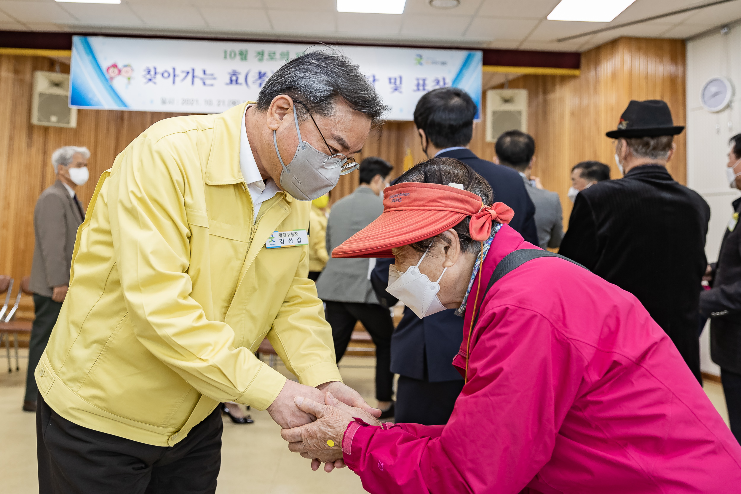 20211021-제25회 노인의날 및 경로의 달(10월) 기념 - 찾아가는 효꾸러미 행사-구의3동 20211021-00710_G_184111.jpg