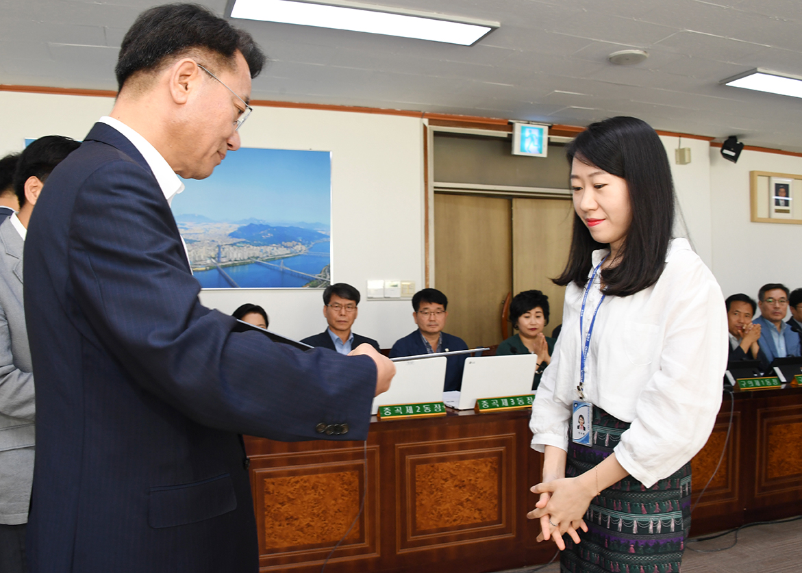 20180719-간부회의 우수공무원 표창 174582.jpg