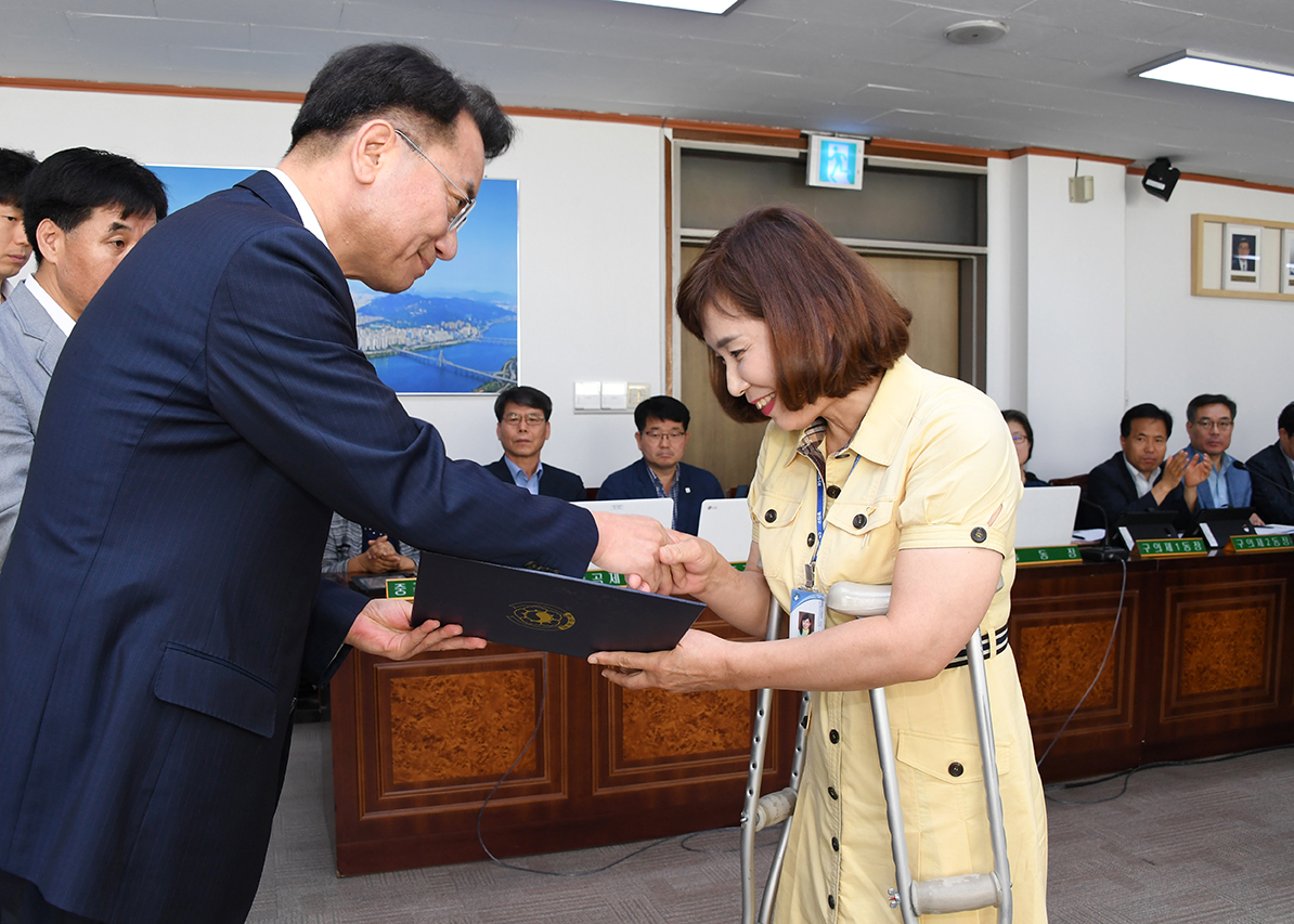 20180719-간부회의 우수공무원 표창 174585.jpg