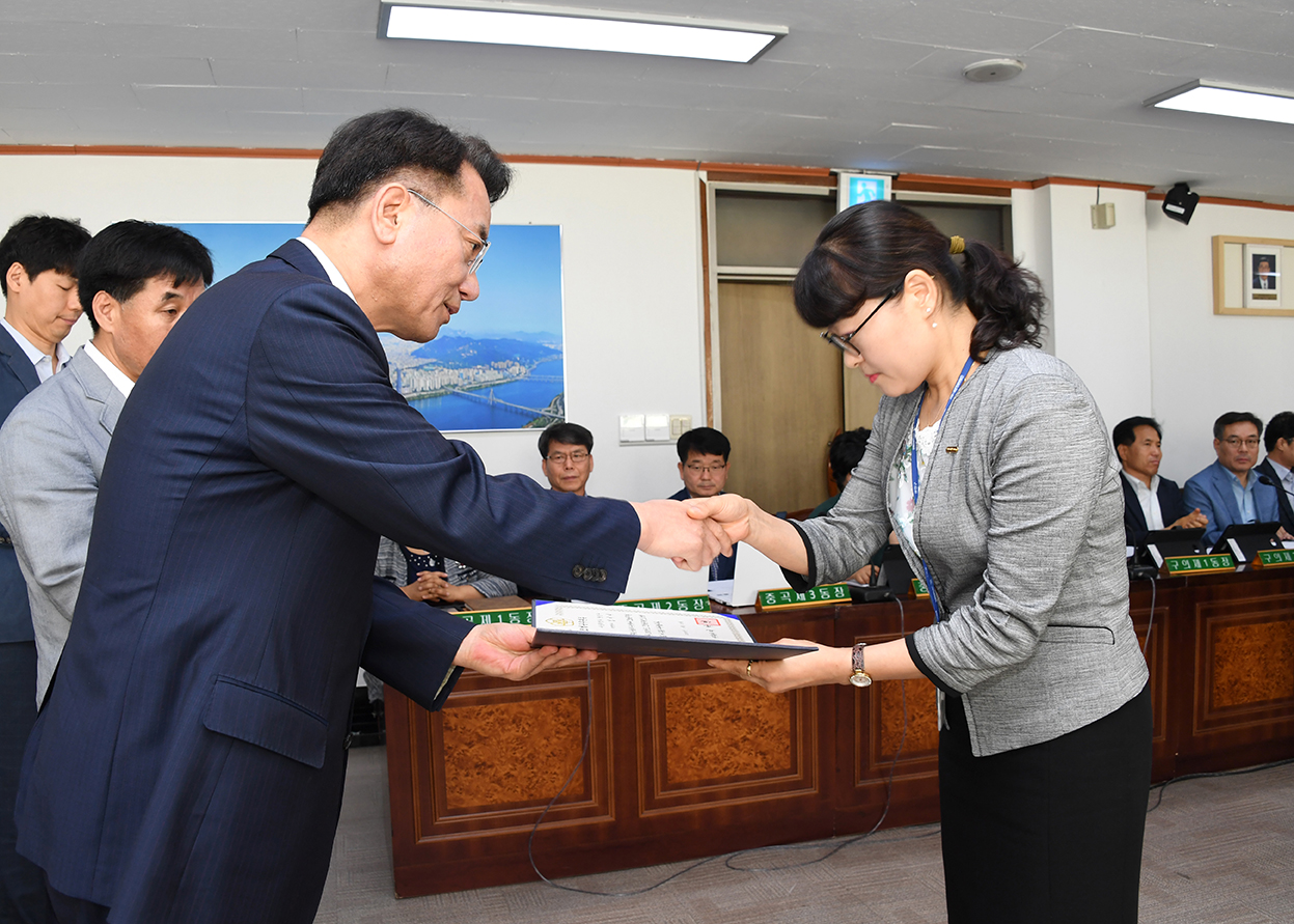 20180719-간부회의 우수공무원 표창 174588.jpg