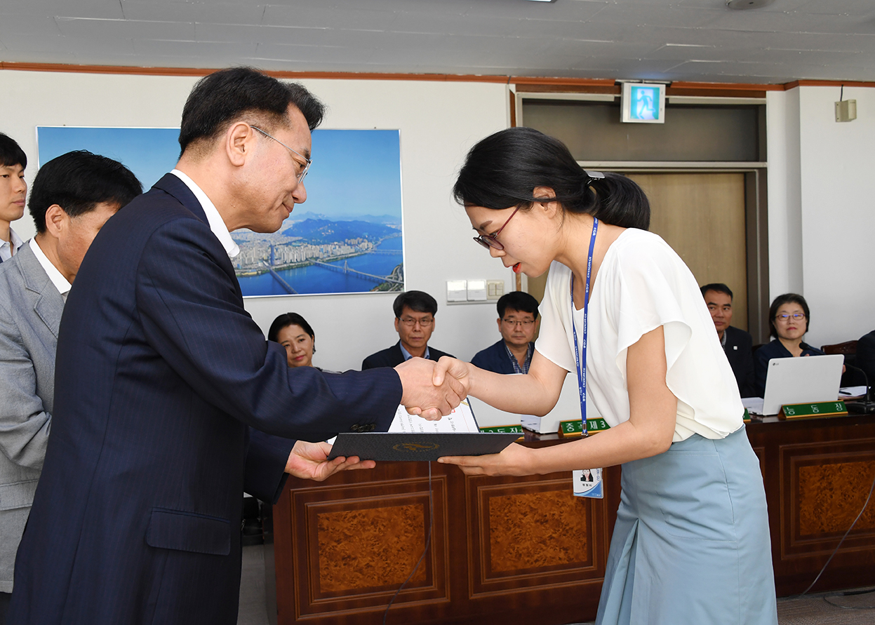 20180719-간부회의 우수공무원 표창 174594.jpg