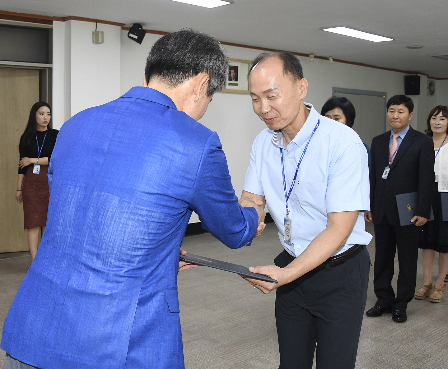 20180625-2018년 상반기 우수직원 표창 전수식 174205.jpg