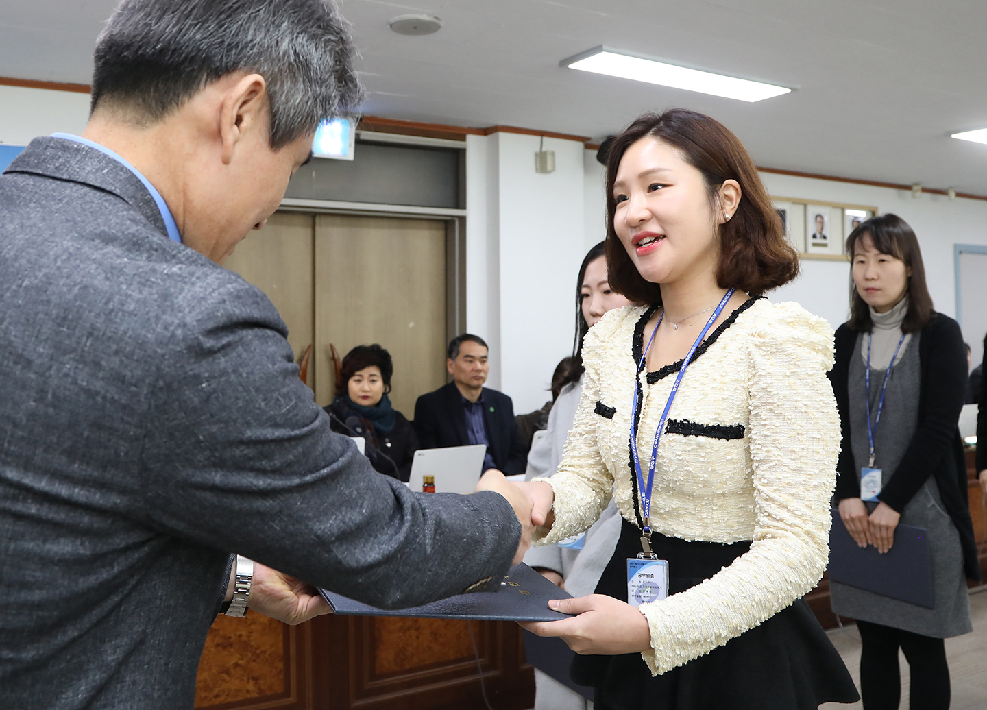 20180222-구동확대간부회의 우수공무원표창장 수여 171319.jpg