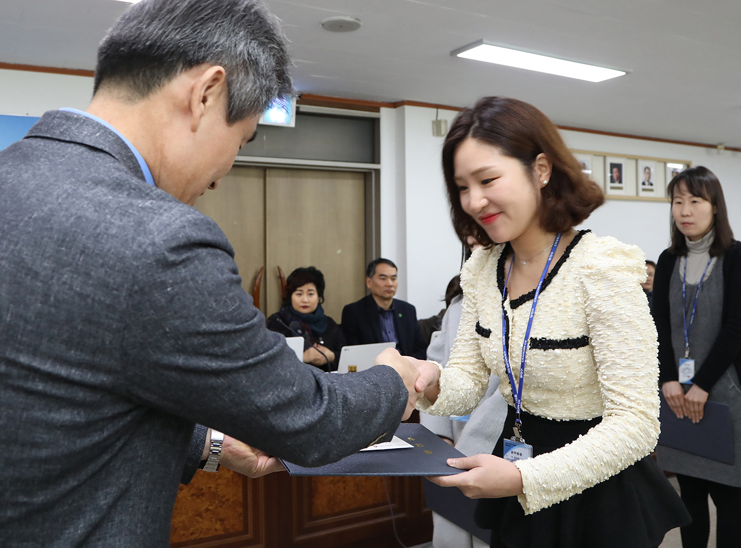 20180222-구동확대간부회의 우수공무원표창장 수여 171320.jpg