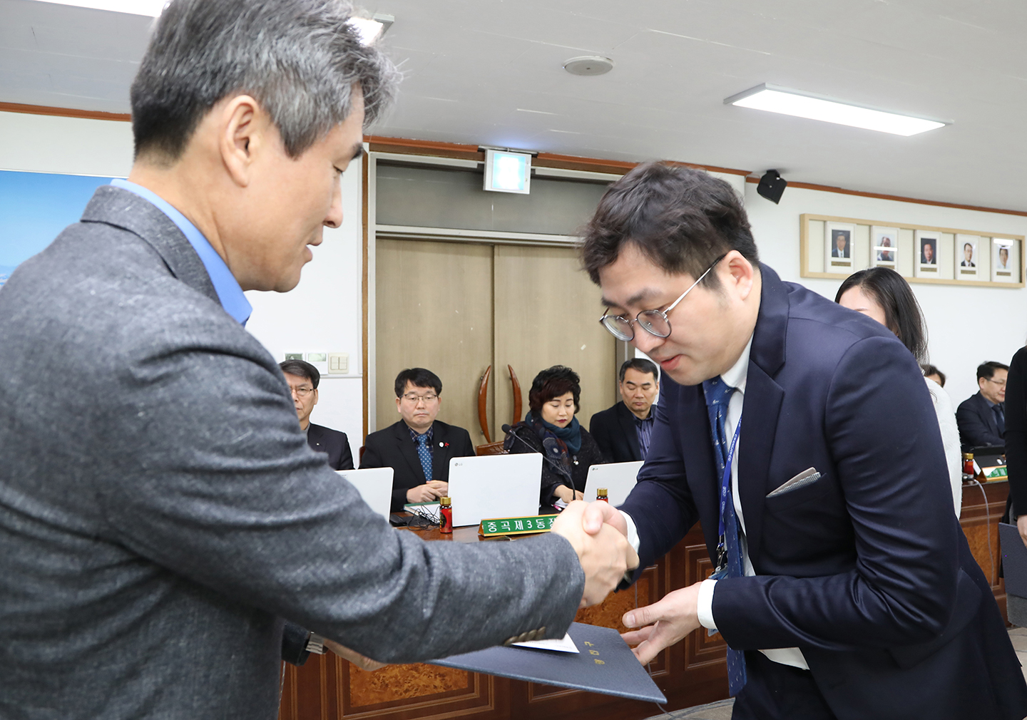 20180222-구동확대간부회의 우수공무원표창장 수여 171315.jpg