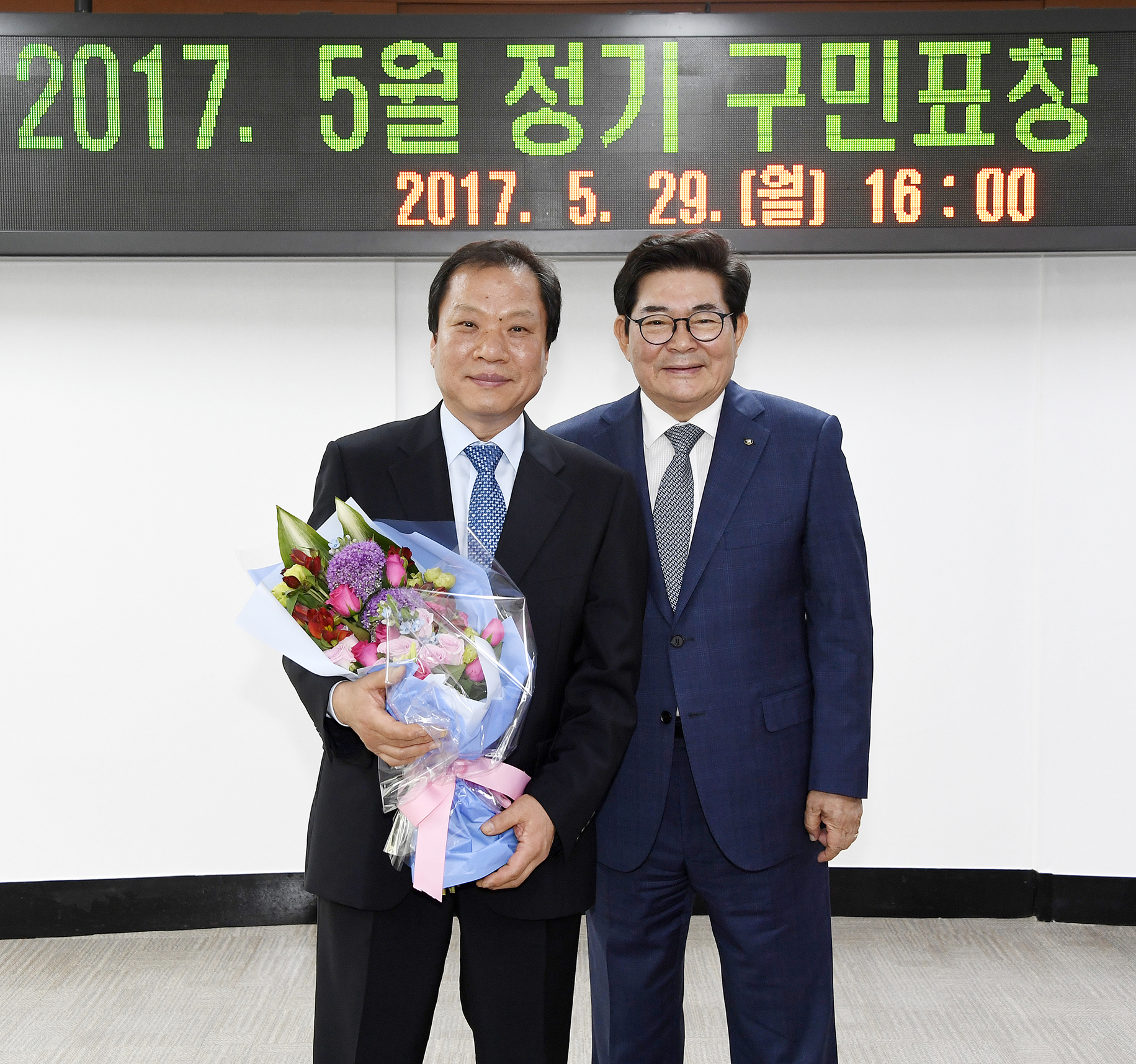 20170529-5월 정기구민표창 수여식 156424.JPG