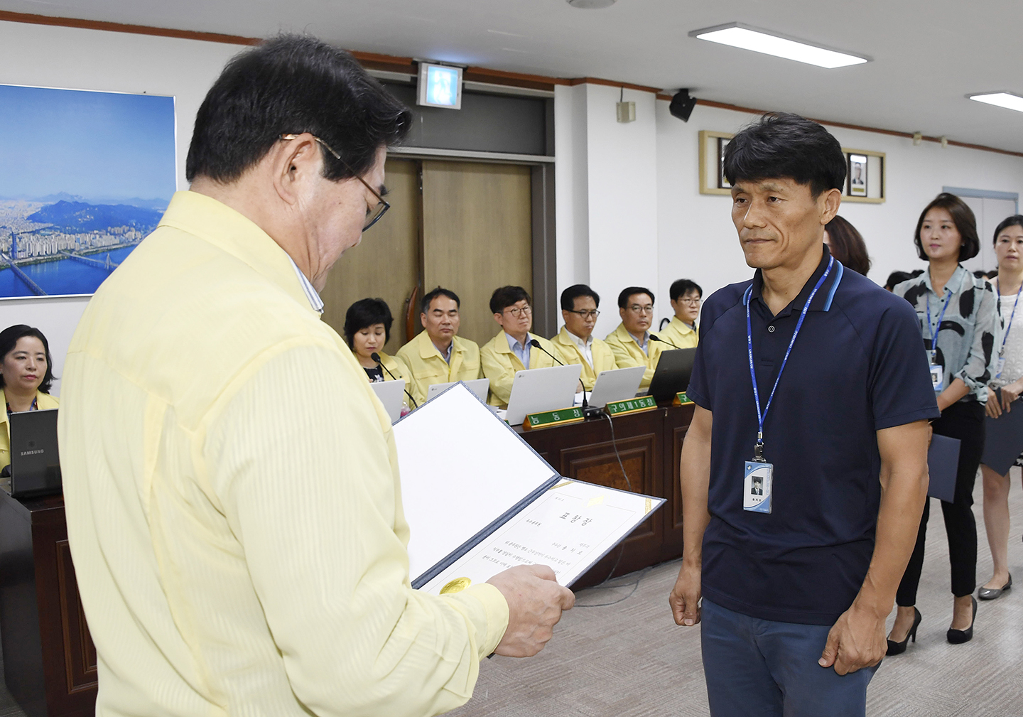 20170824-구 동 확대간부회의 우수공무원 표창장 수여 159371.jpg