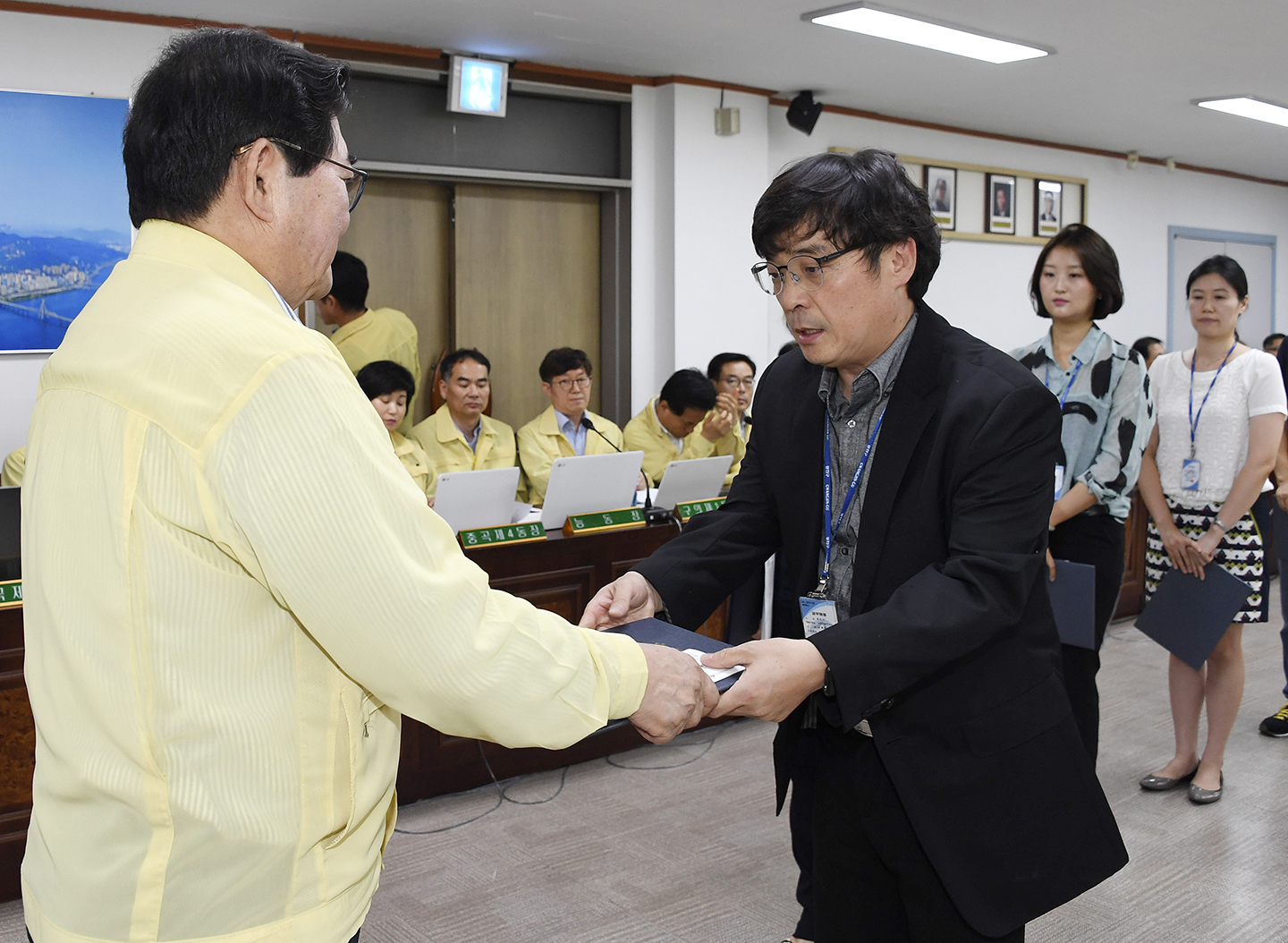 20170824-구 동 확대간부회의 우수공무원 표창장 수여 159378.jpg