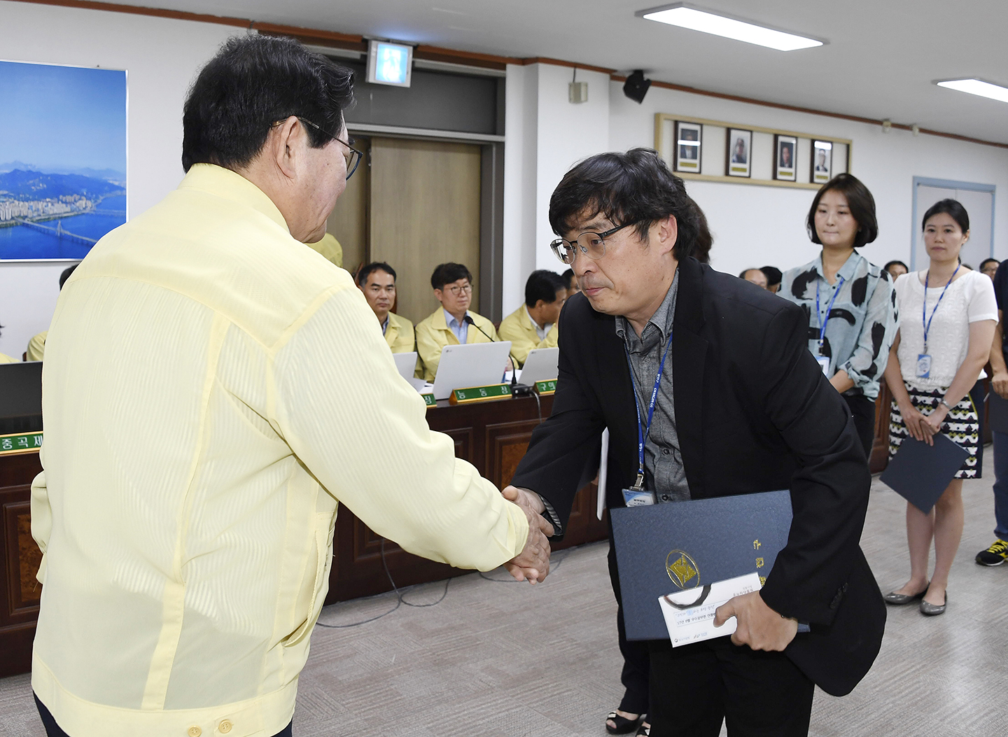 20170824-구 동 확대간부회의 우수공무원 표창장 수여 159379.jpg