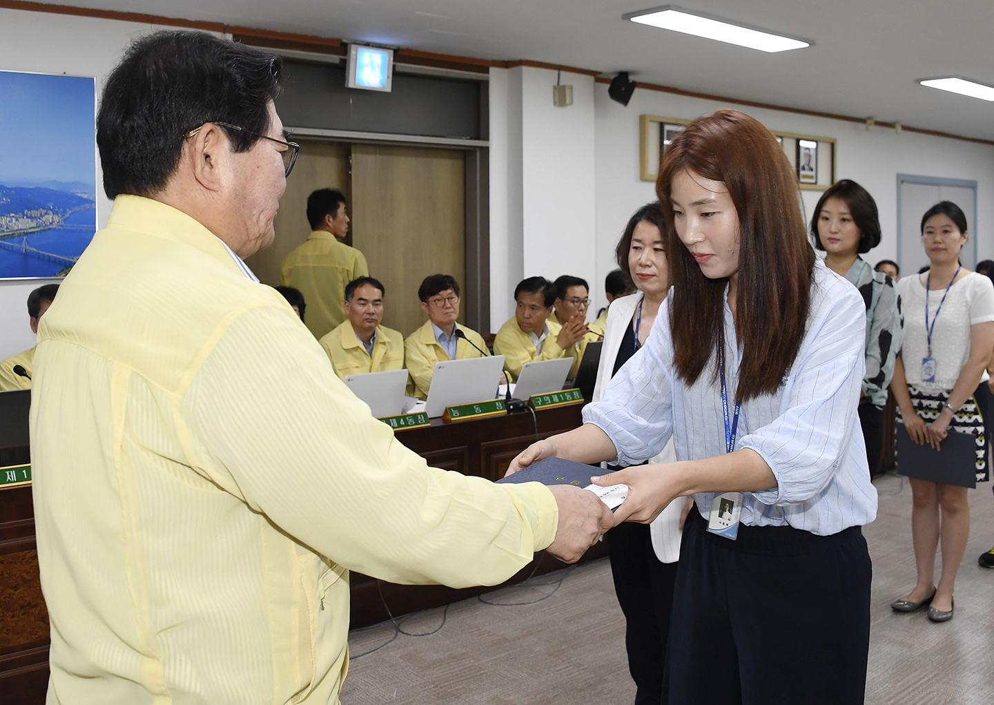 20170824-구 동 확대간부회의 우수공무원 표창장 수여 159381.jpg