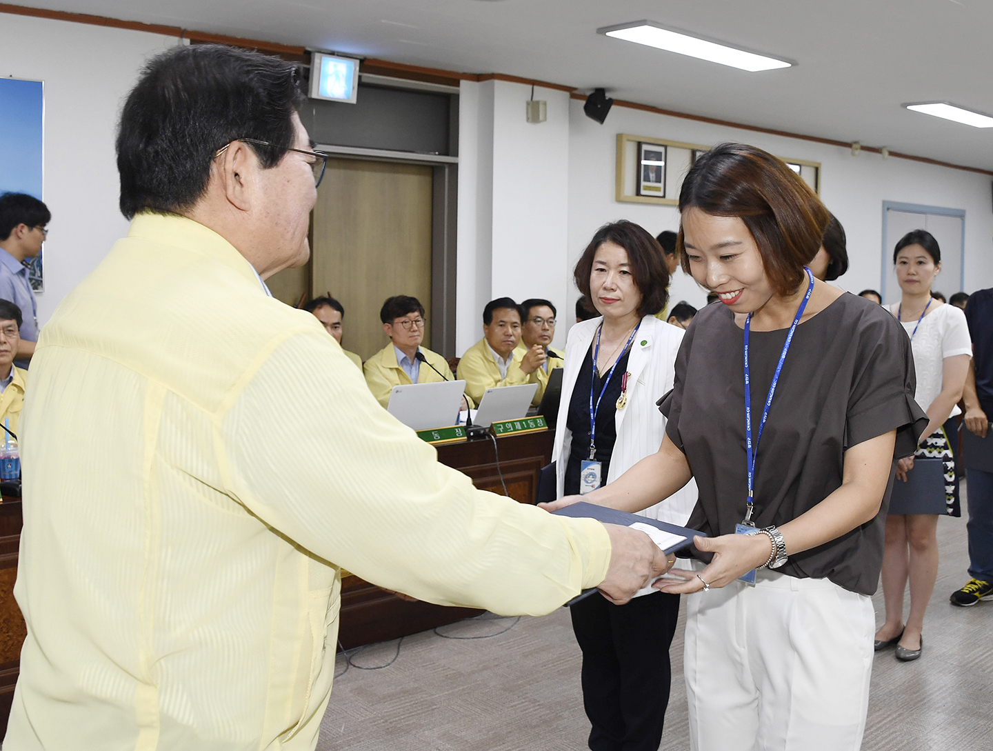 20170824-구 동 확대간부회의 우수공무원 표창장 수여 159384.jpg