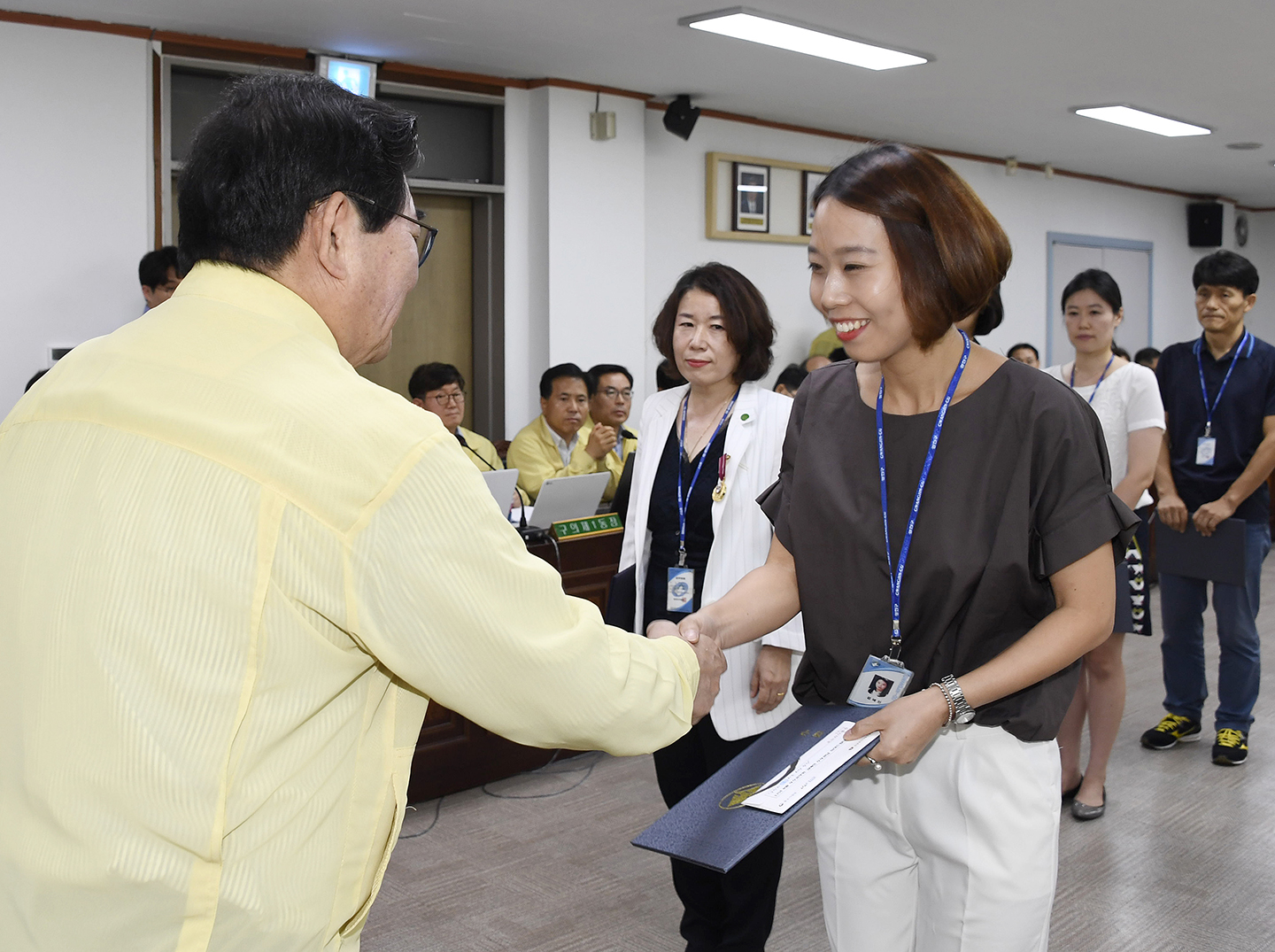 20170824-구 동 확대간부회의 우수공무원 표창장 수여 159385.jpg