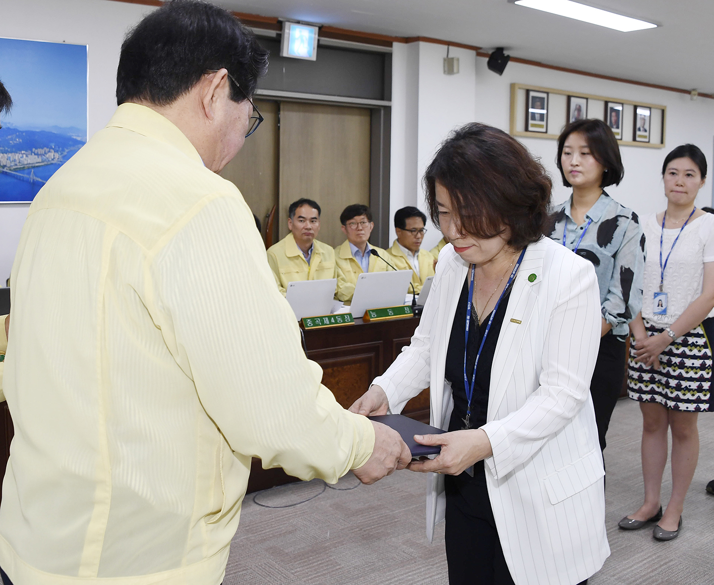 20170824-구 동 확대간부회의 우수공무원 표창장 수여 159362.jpg